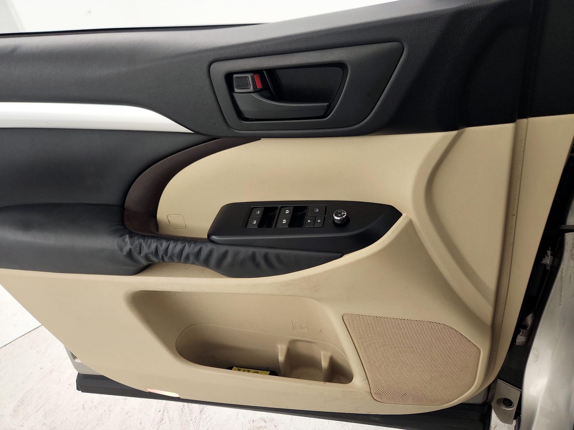 Thumbnail: 2015 Toyota Highlander - 12