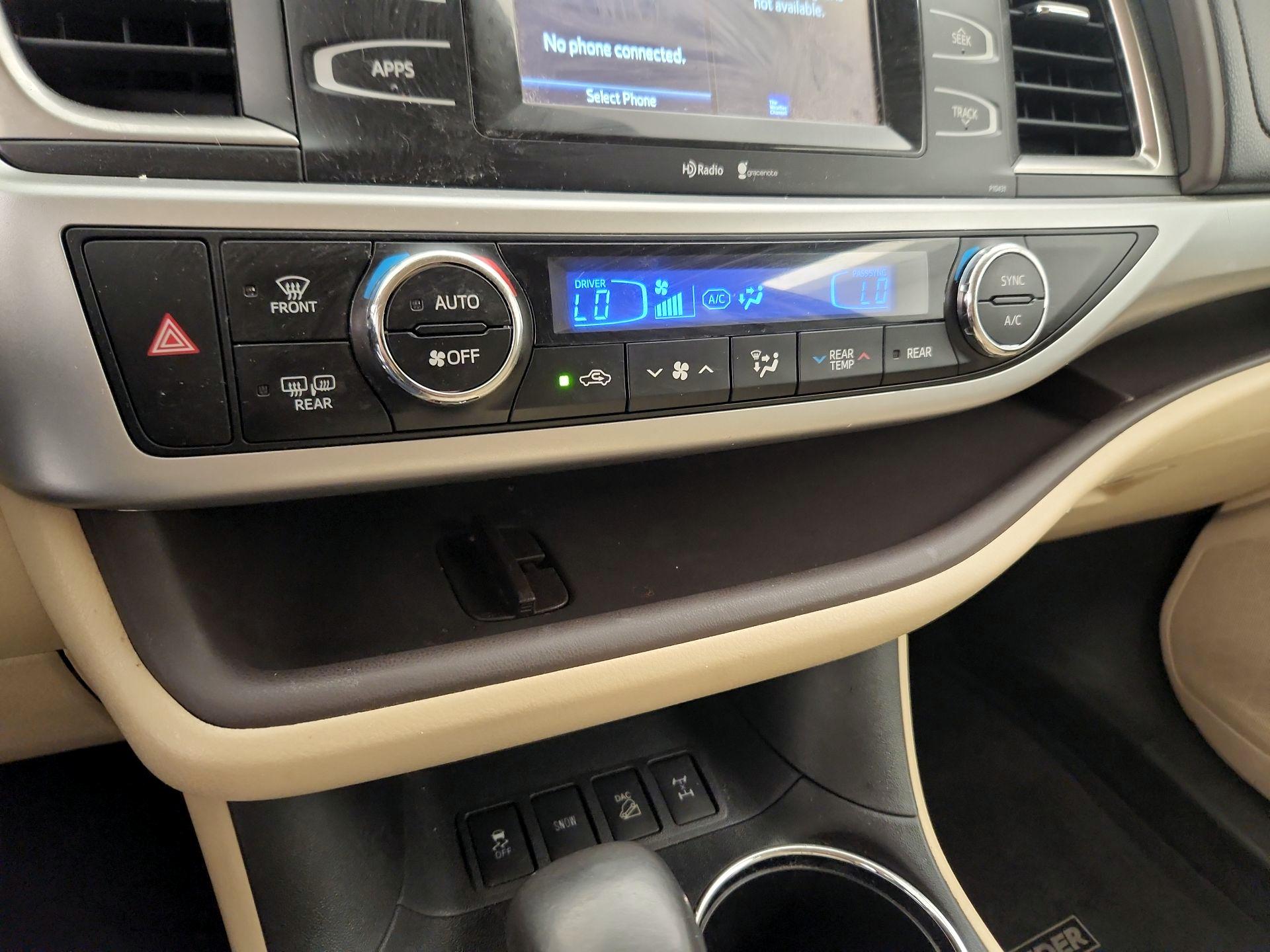 Thumbnail: 2015 Toyota Highlander - 16