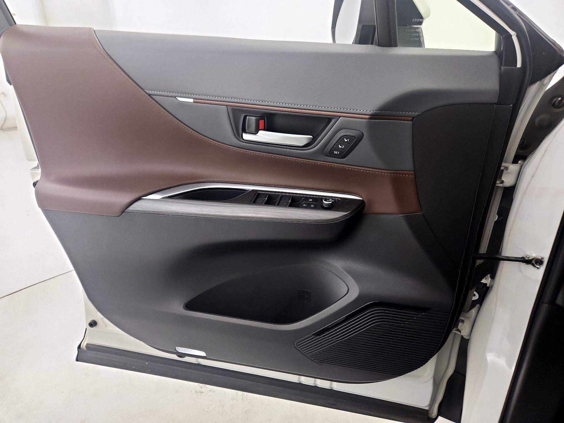 Thumbnail: 2021 Toyota Venza - 12