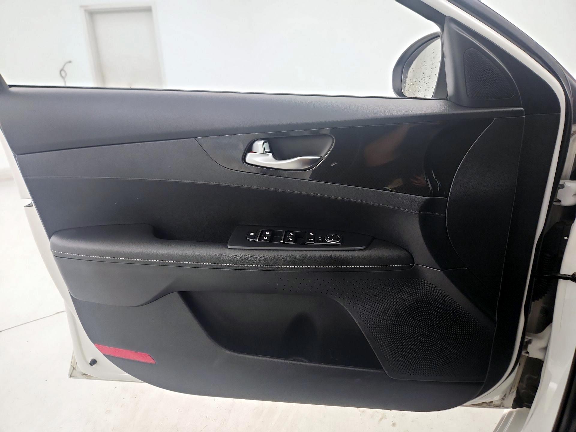 Thumbnail: 2020 Kia Forte - 12