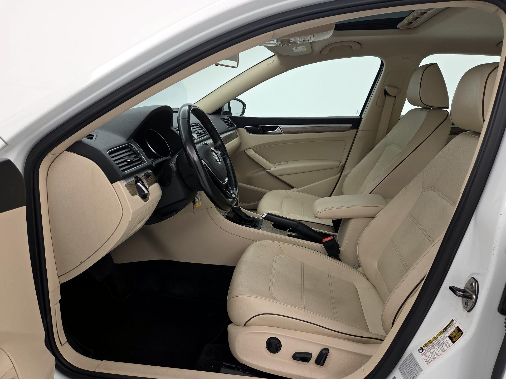 Thumbnail: 2016 Volkswagen Passat - 11