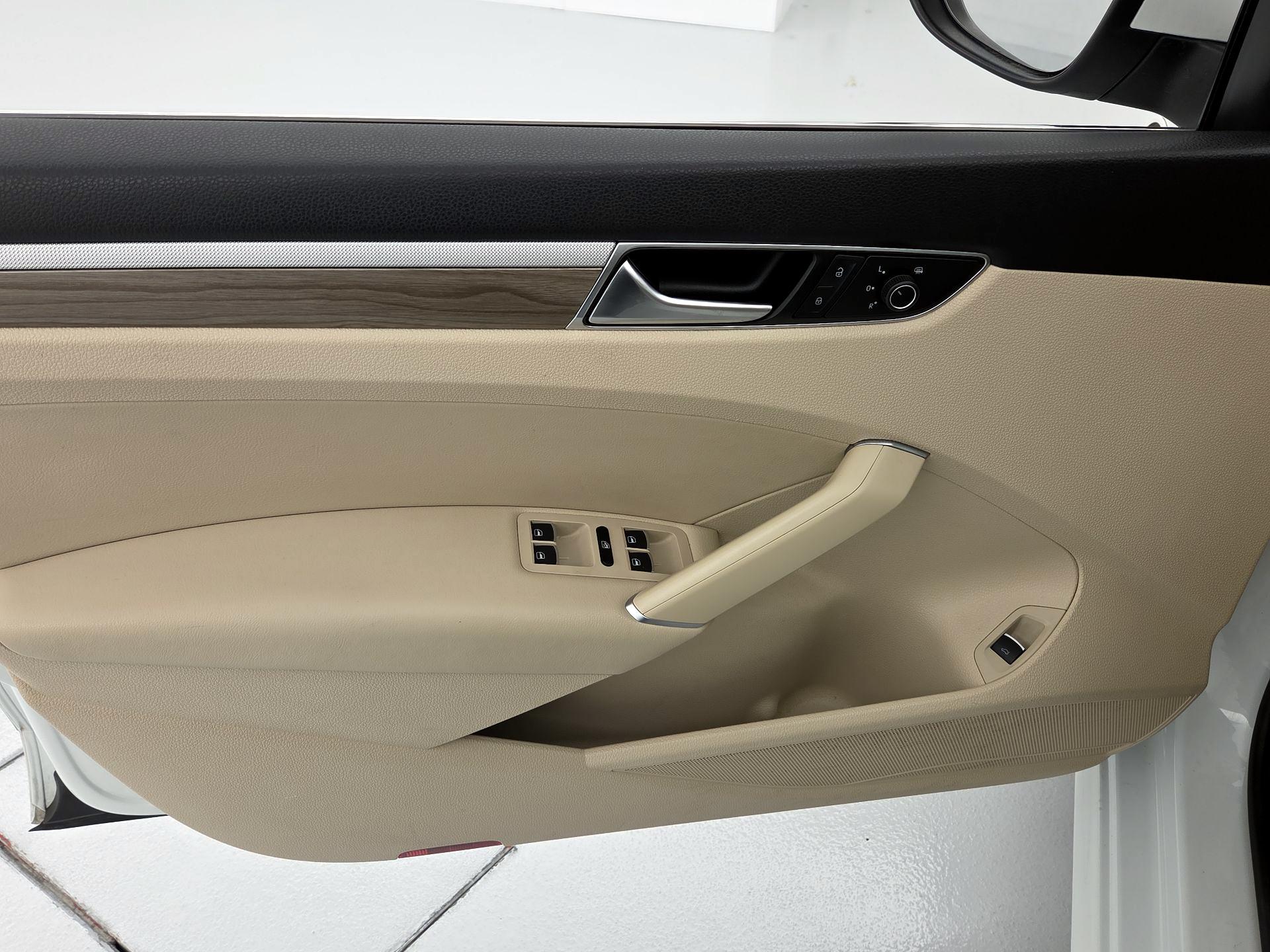 Thumbnail: 2016 Volkswagen Passat - 12