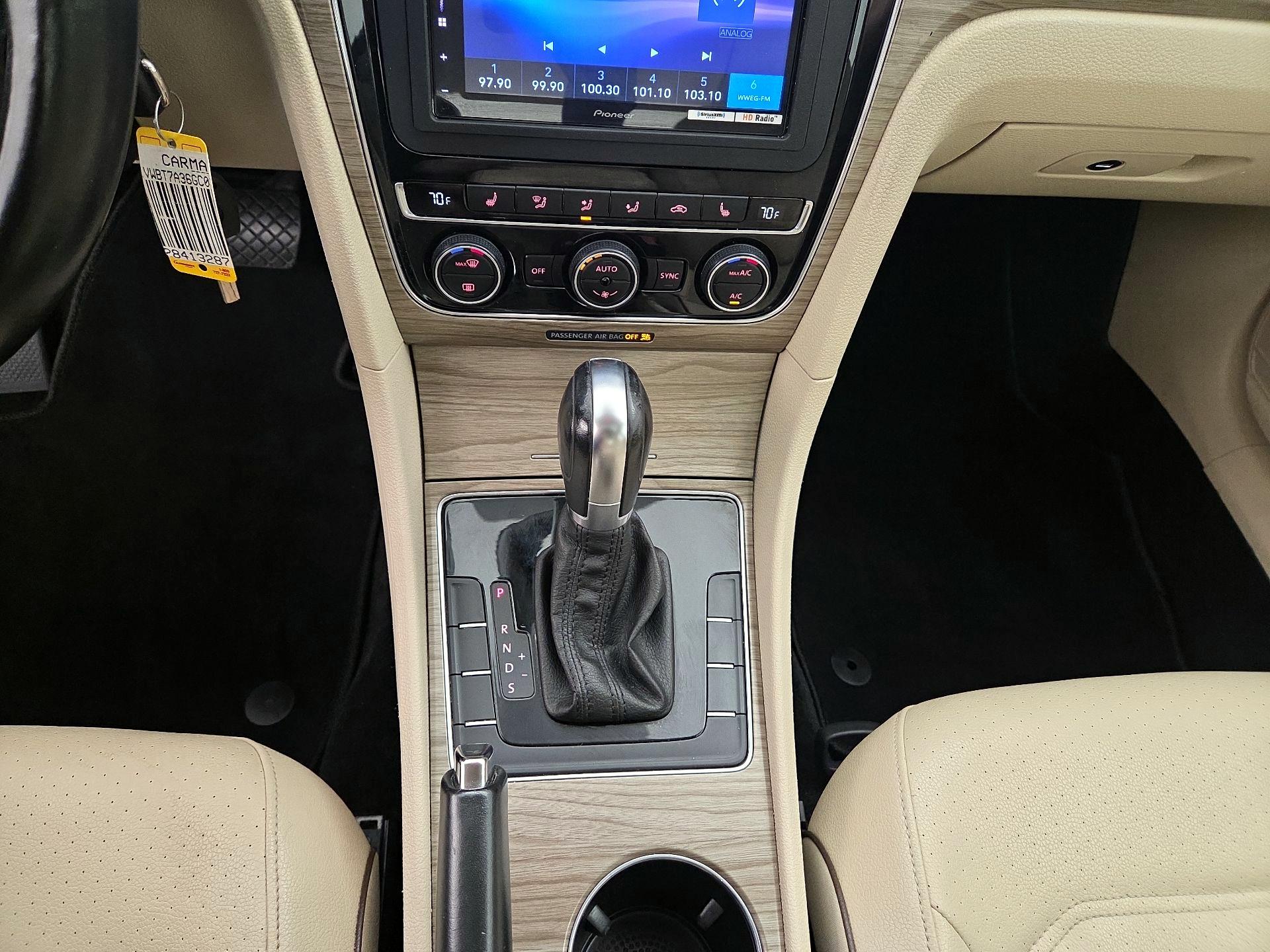 Thumbnail: 2016 Volkswagen Passat - 17