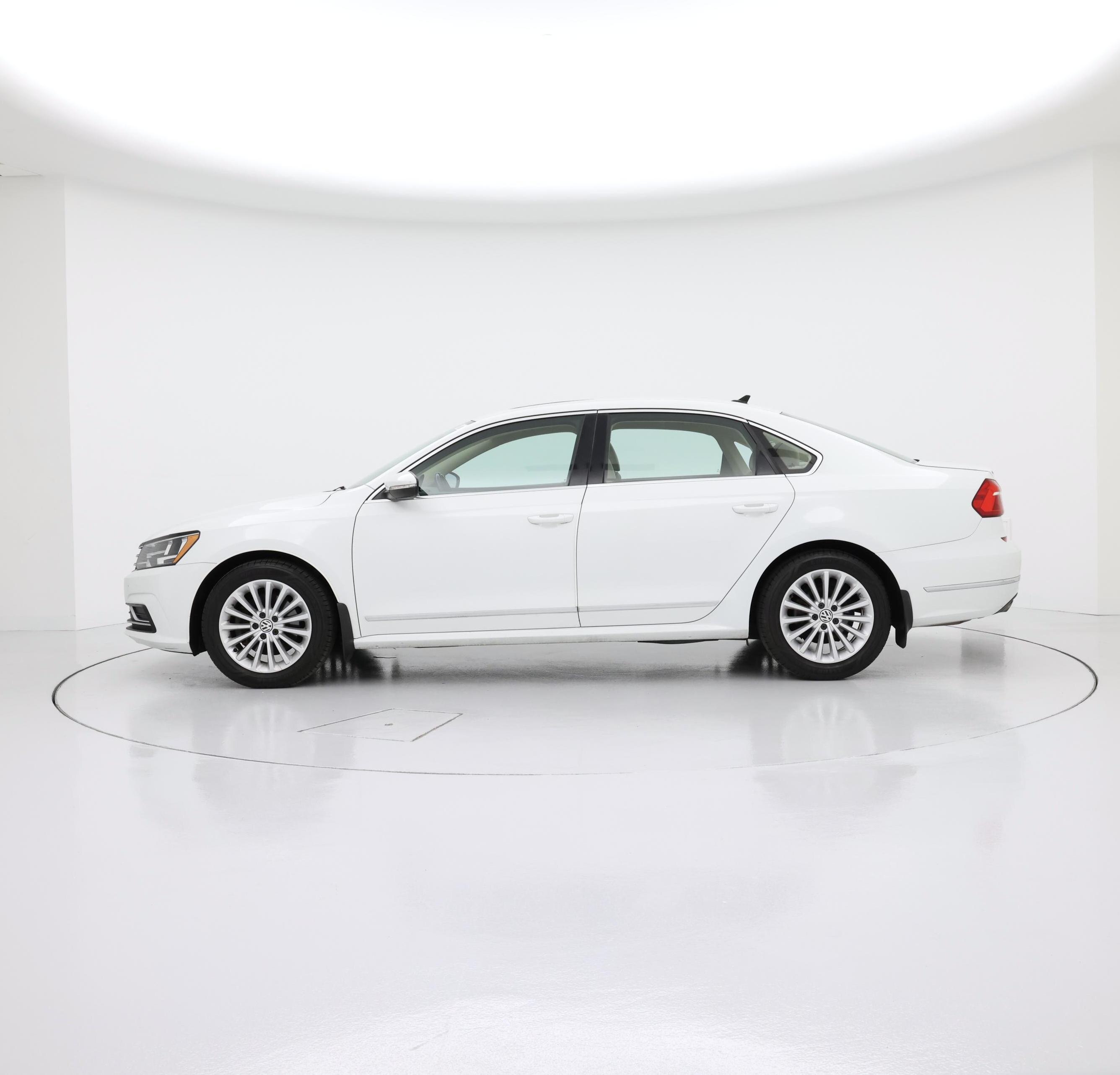 Thumbnail: 2016 Volkswagen Passat - 3