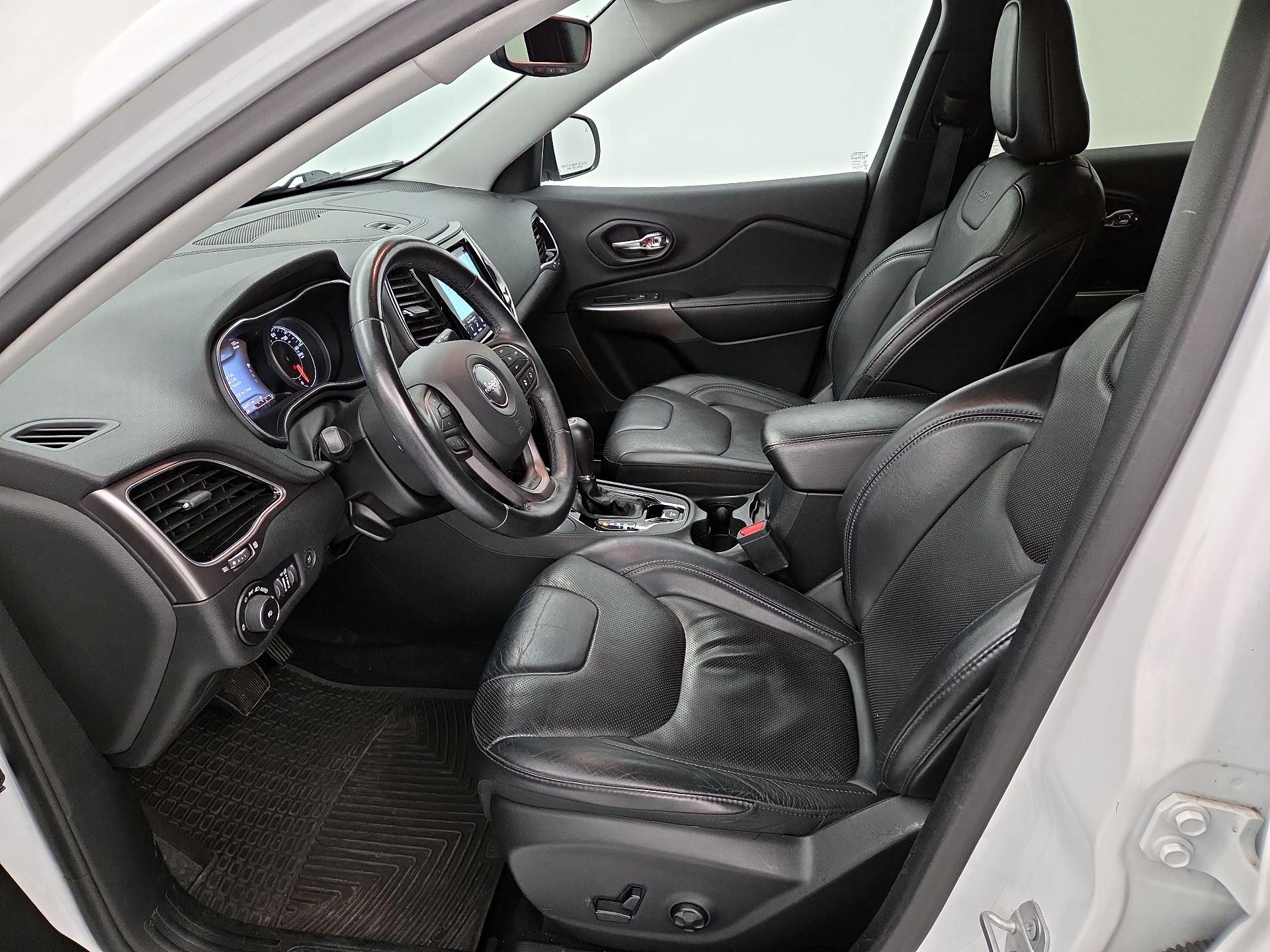 Thumbnail: 2019 Jeep Cherokee - 11