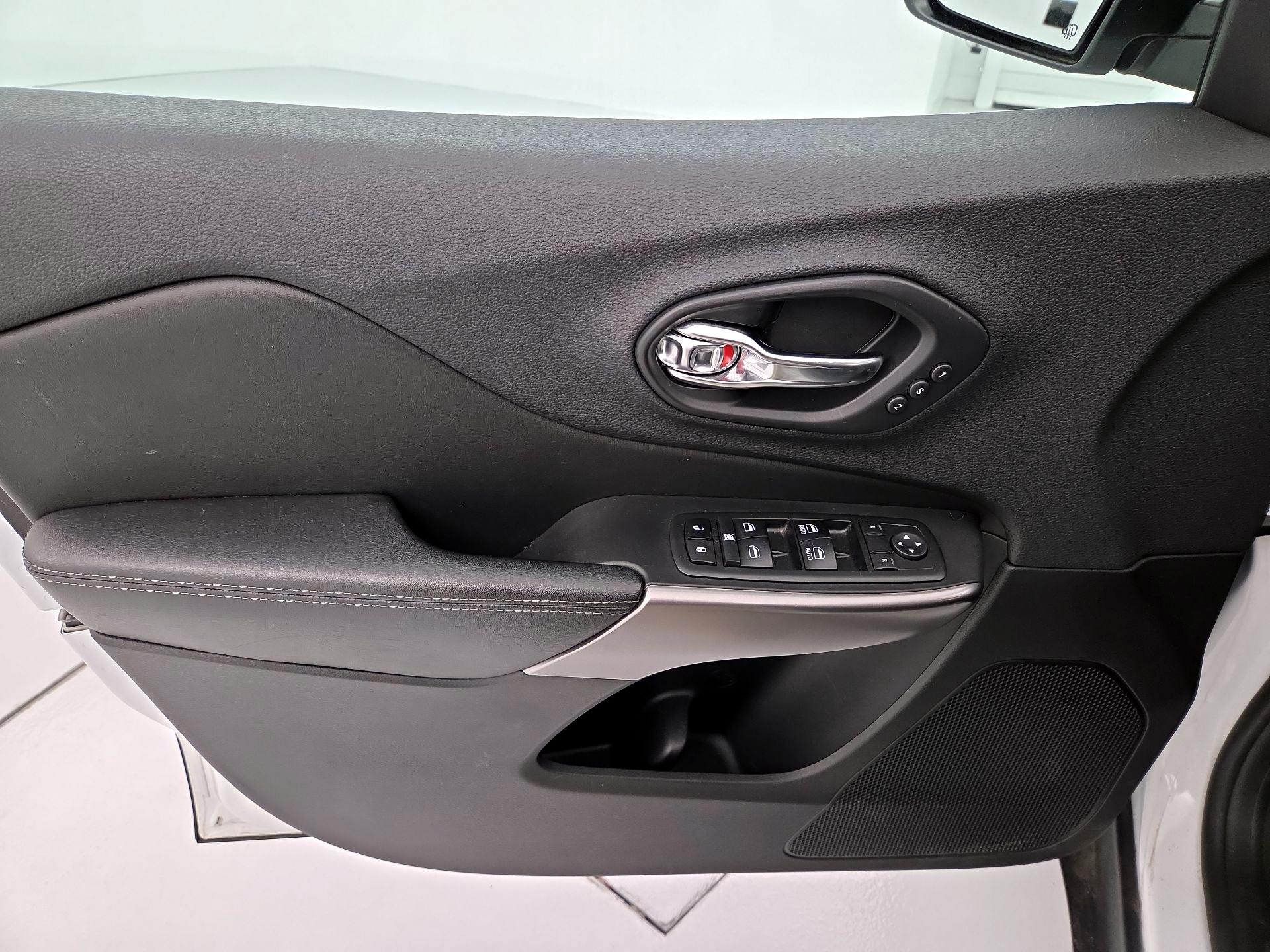 Thumbnail: 2019 Jeep Cherokee - 12