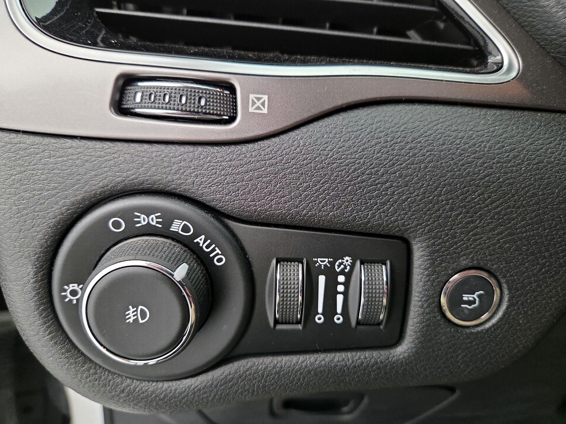 Thumbnail: 2019 Jeep Cherokee - 13