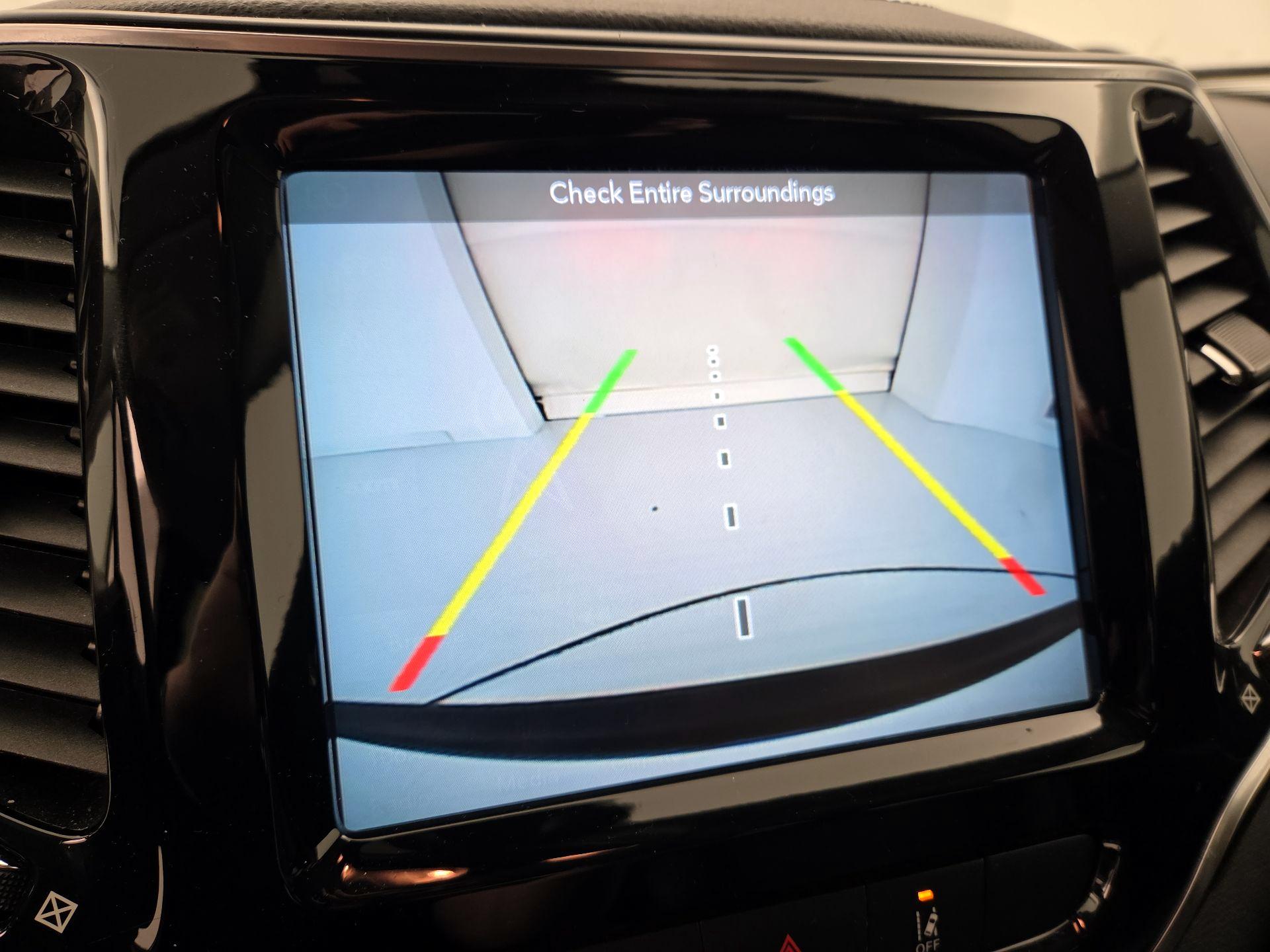 Thumbnail: 2019 Jeep Cherokee - 15