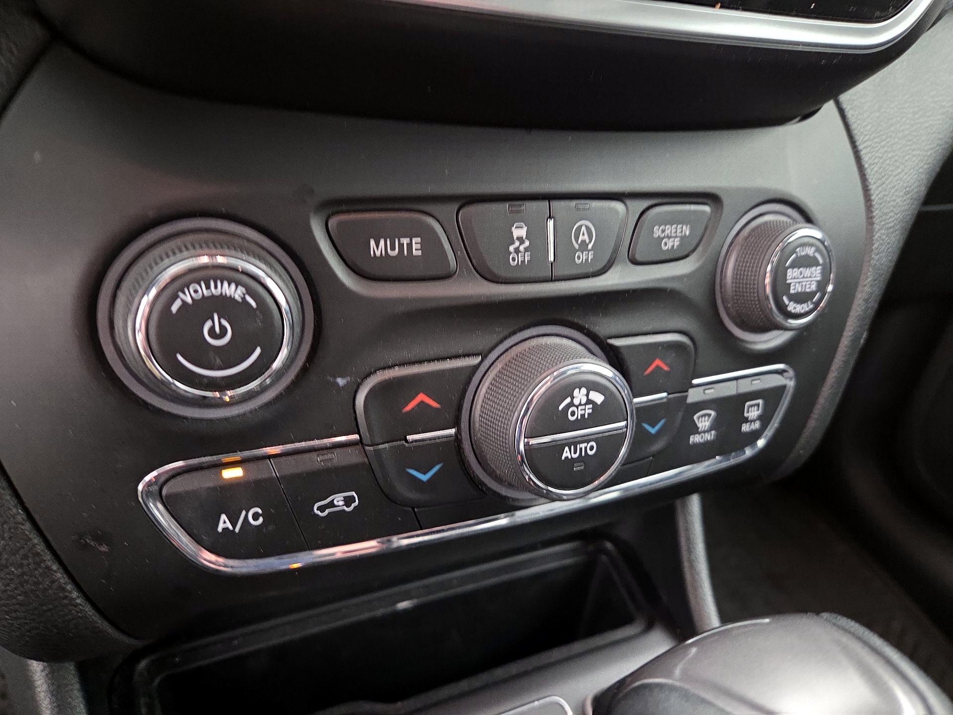 Thumbnail: 2019 Jeep Cherokee - 17