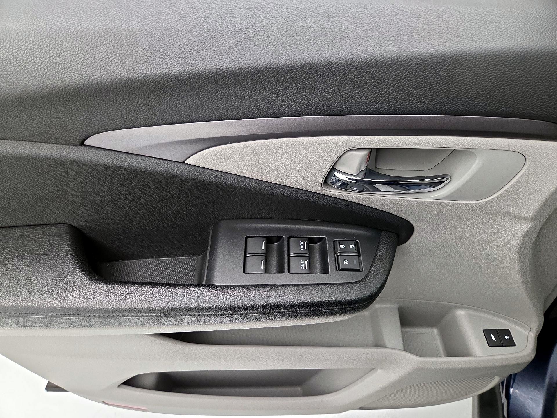 Thumbnail: 2017 Honda Pilot - 12