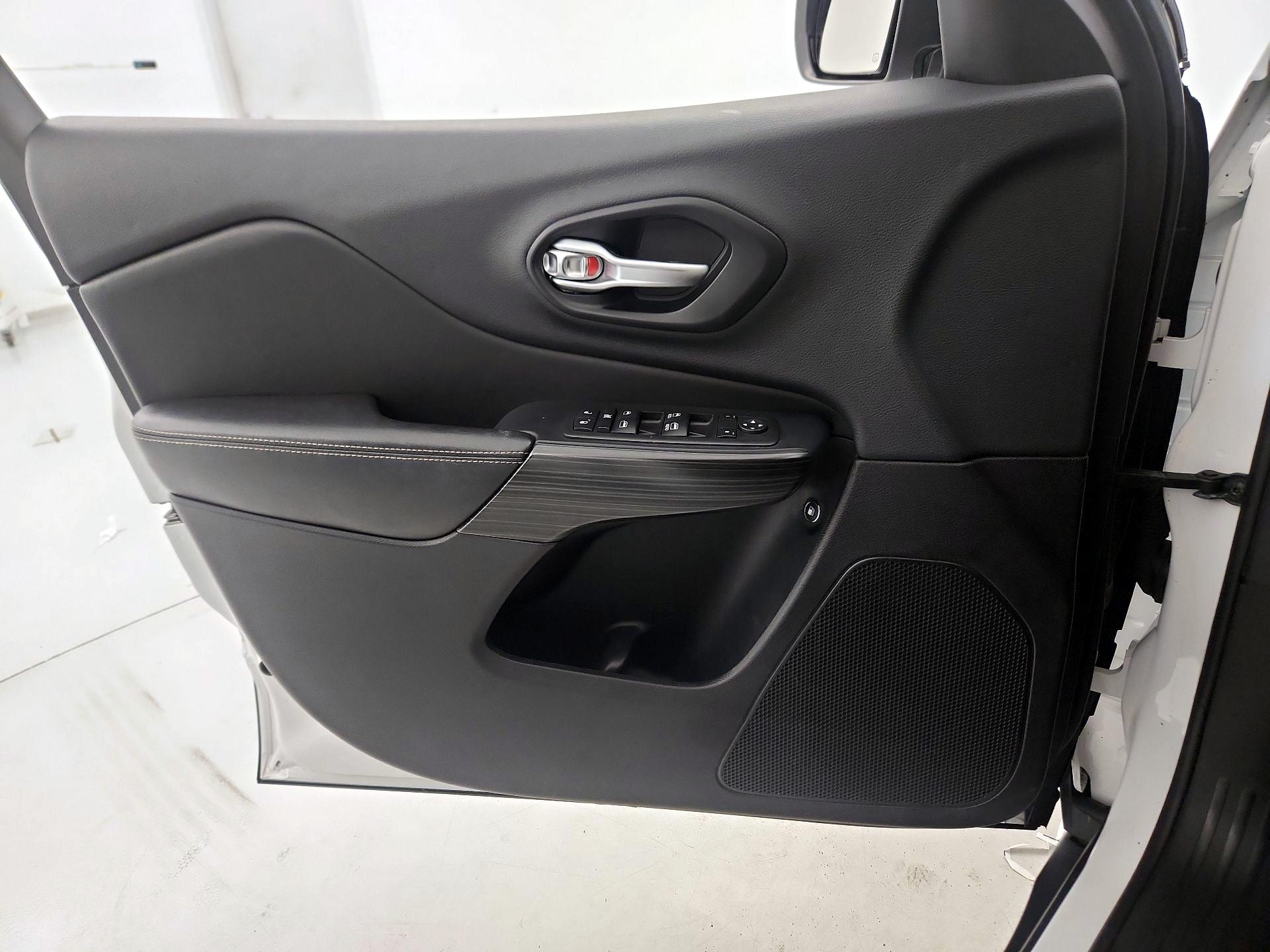 Thumbnail: 2016 Jeep Cherokee - 12