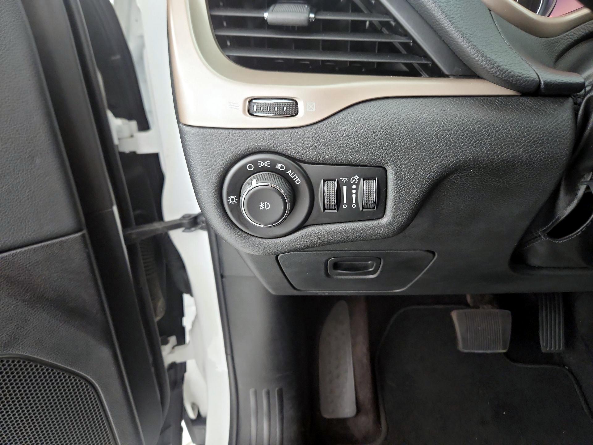 Thumbnail: 2016 Jeep Cherokee - 13