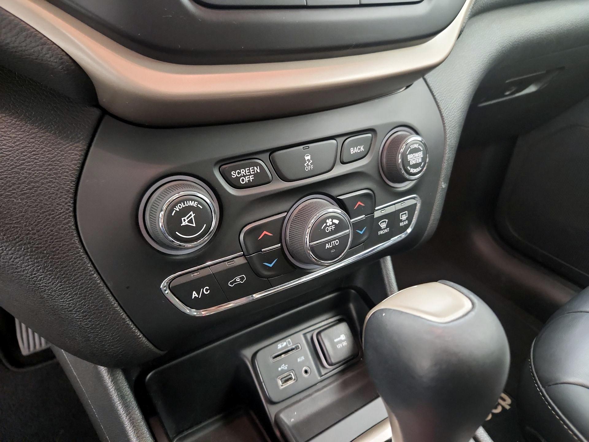 Thumbnail: 2016 Jeep Cherokee - 16