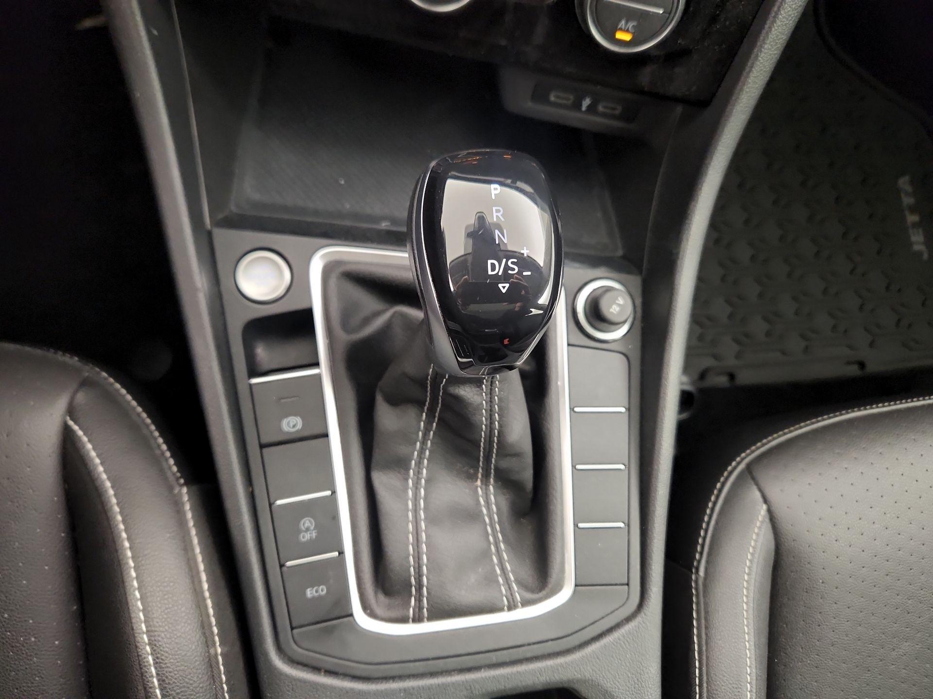 Thumbnail: 2023 Volkswagen Jetta - 17