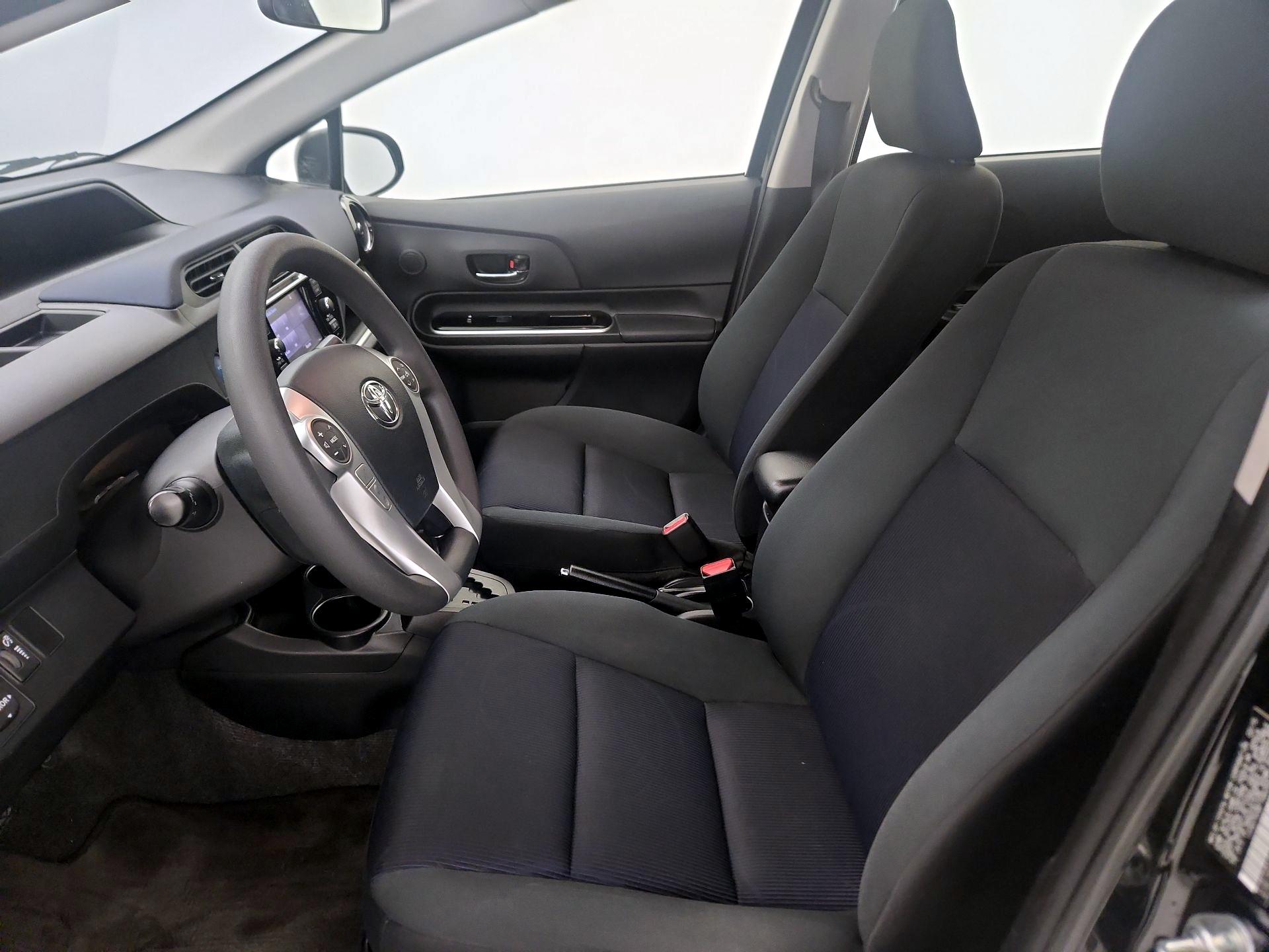 Thumbnail: 2015 Toyota Prius c - 11