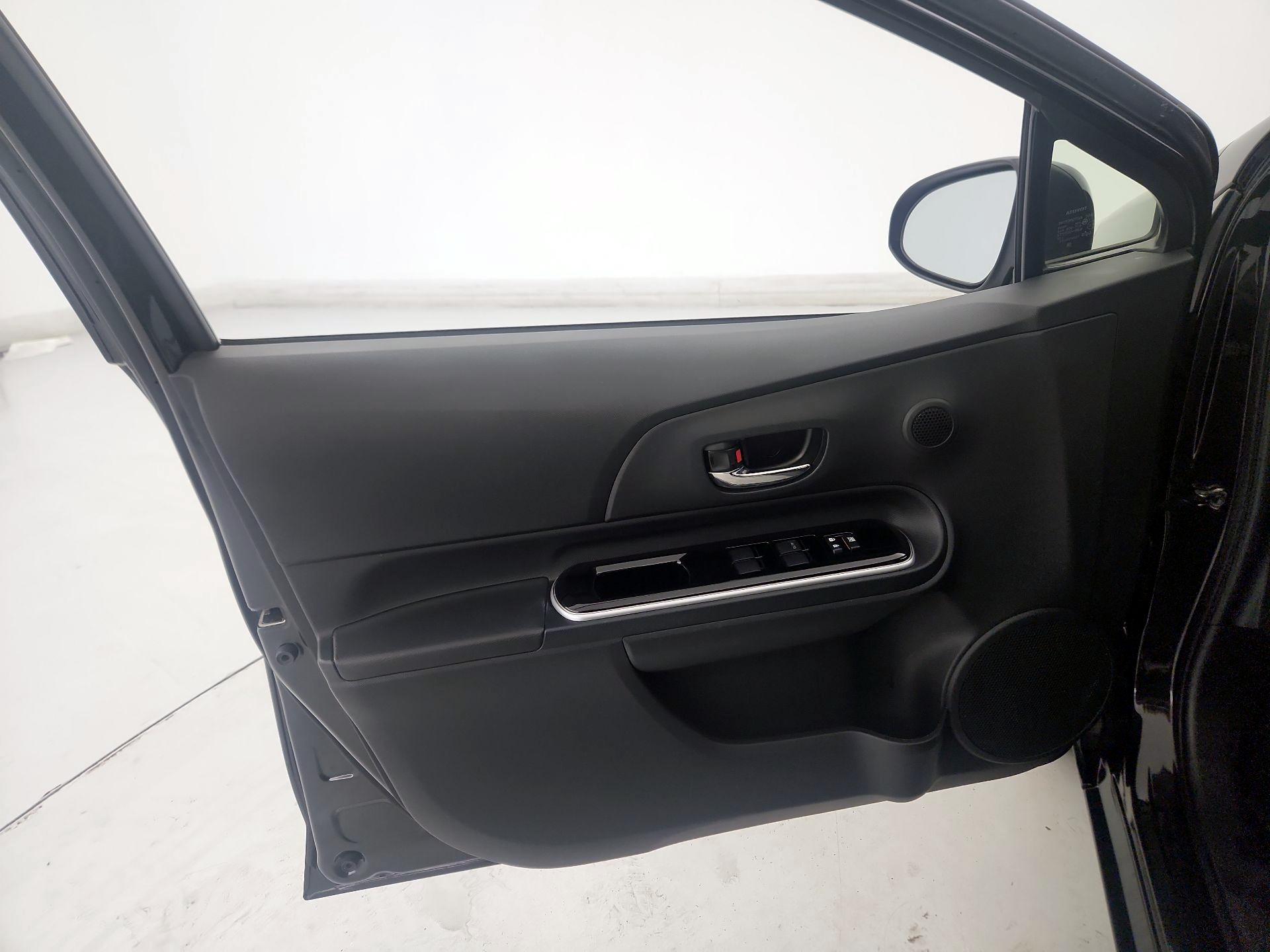 Thumbnail: 2015 Toyota Prius c - 12