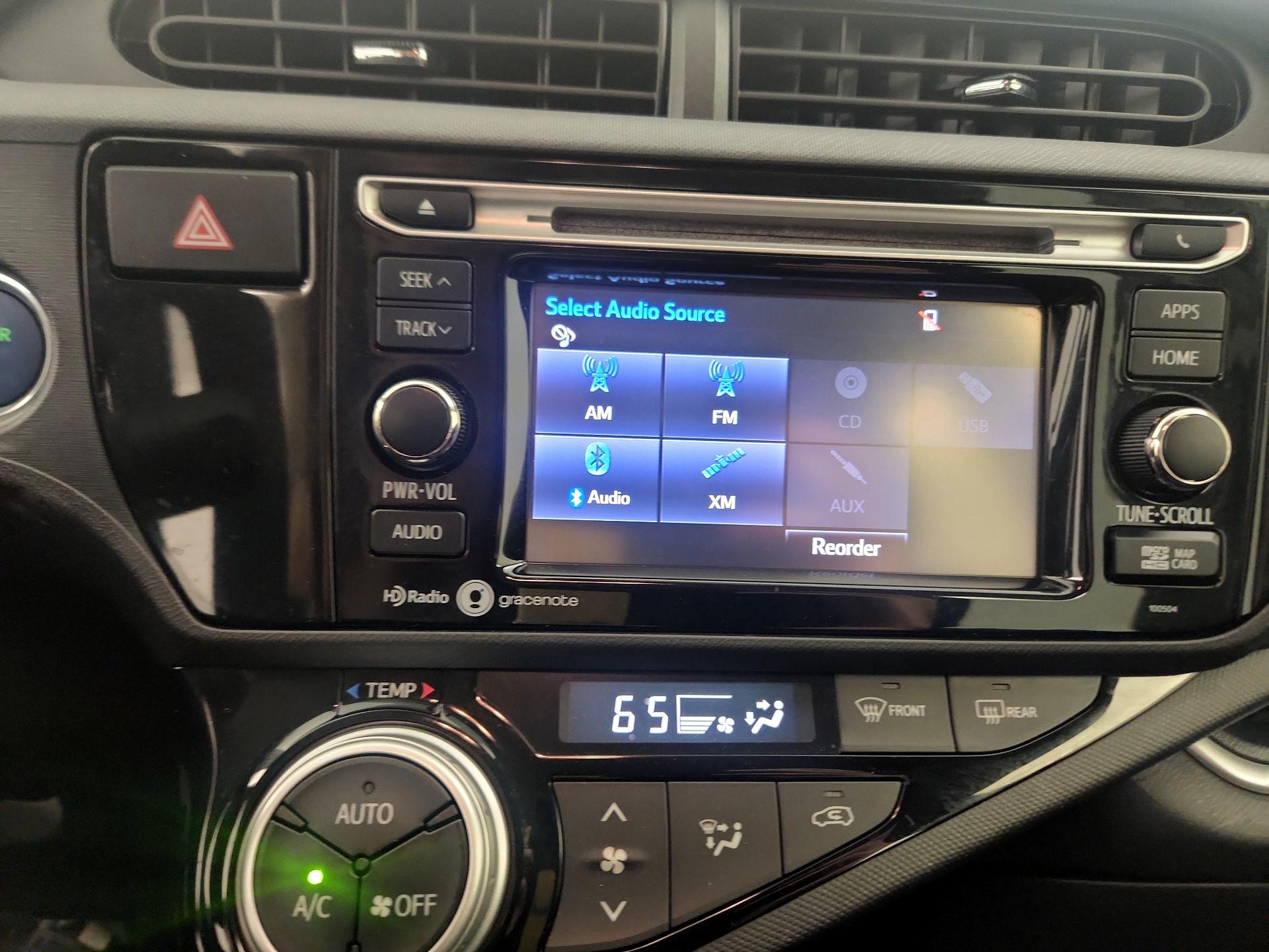 Thumbnail: 2015 Toyota Prius c - 14