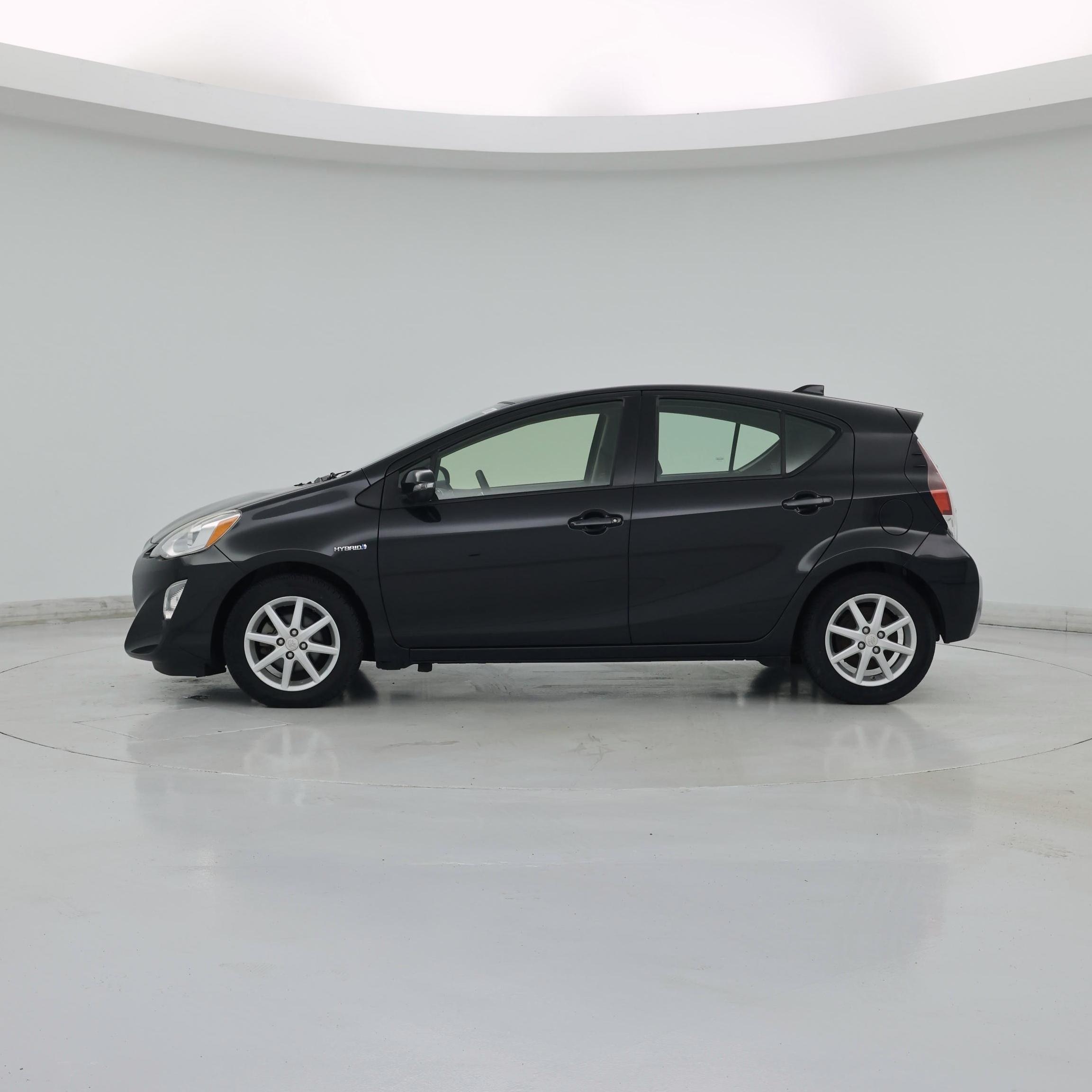 Thumbnail: 2015 Toyota Prius c - 3