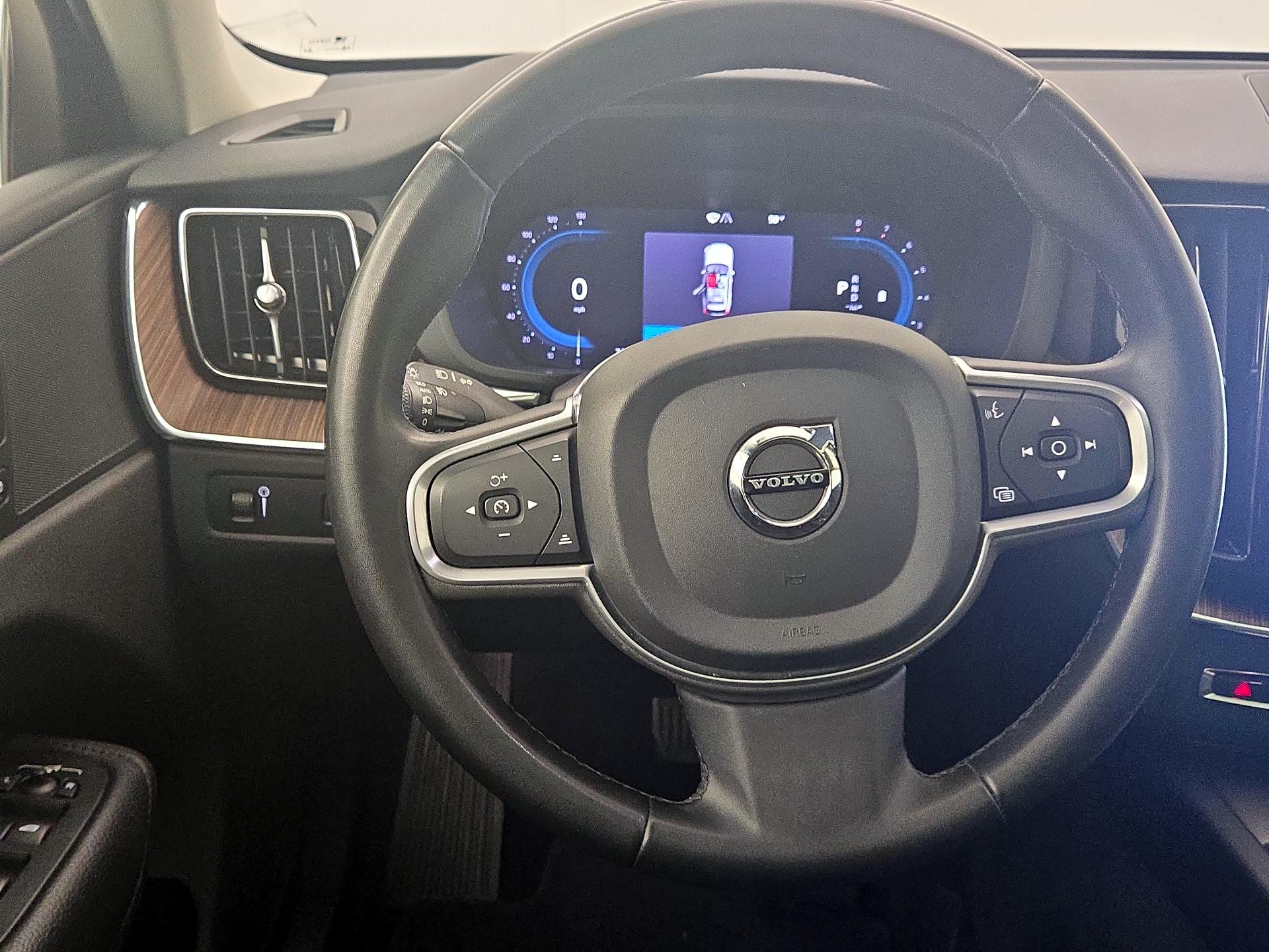 Thumbnail: 2022 Volvo XC60 - 10