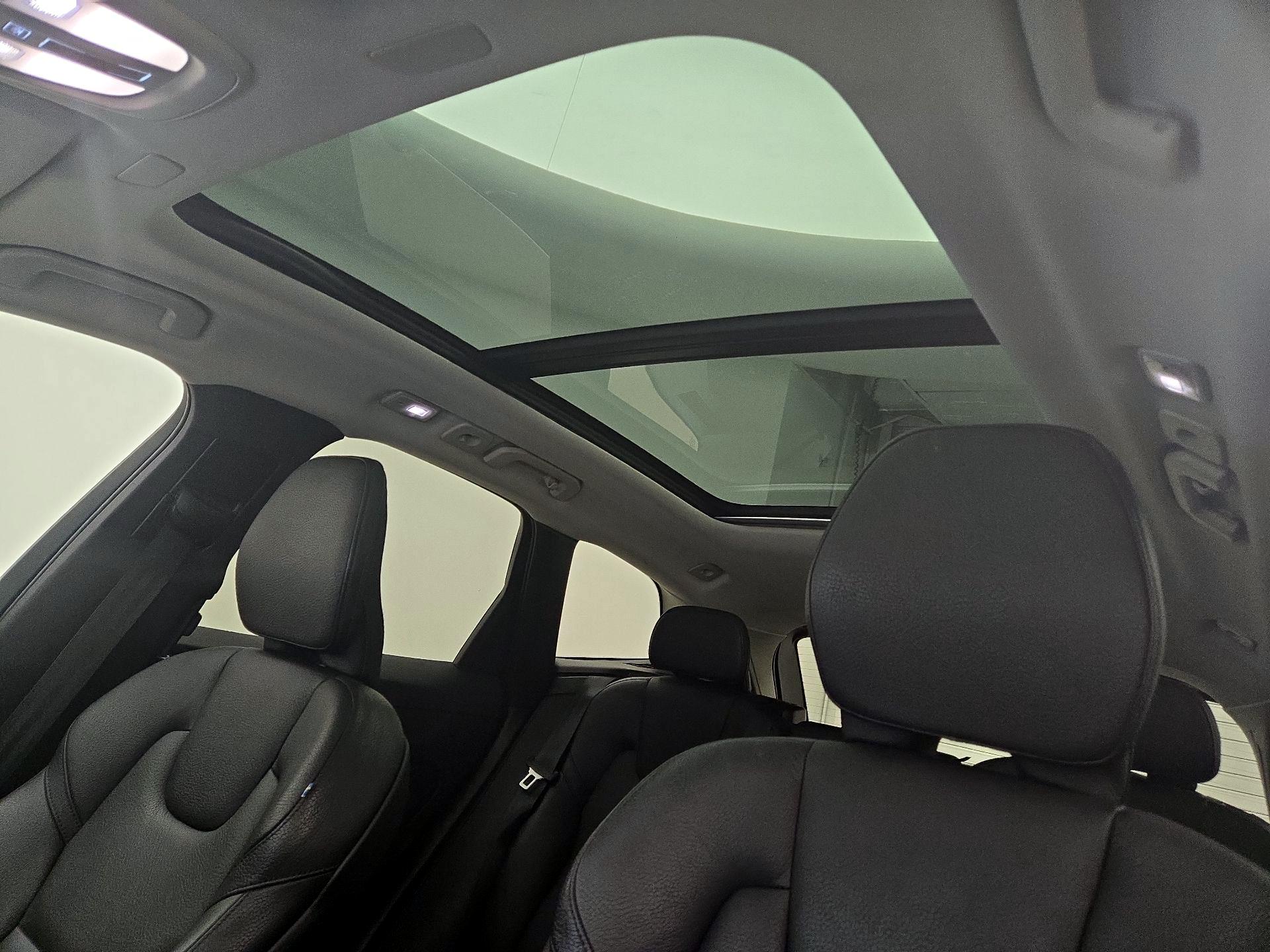 Thumbnail: 2022 Volvo XC60 - 20