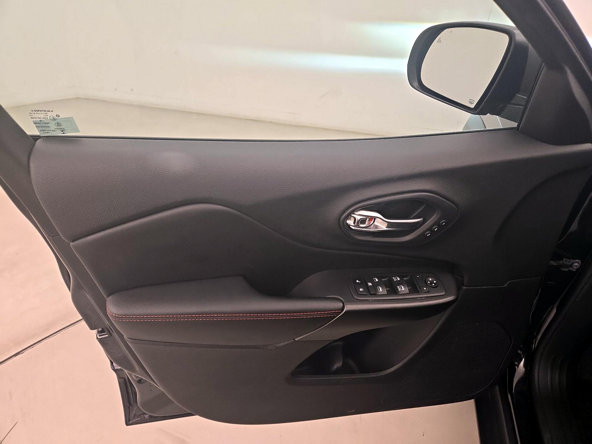 Thumbnail: 2020 Jeep Cherokee - 12