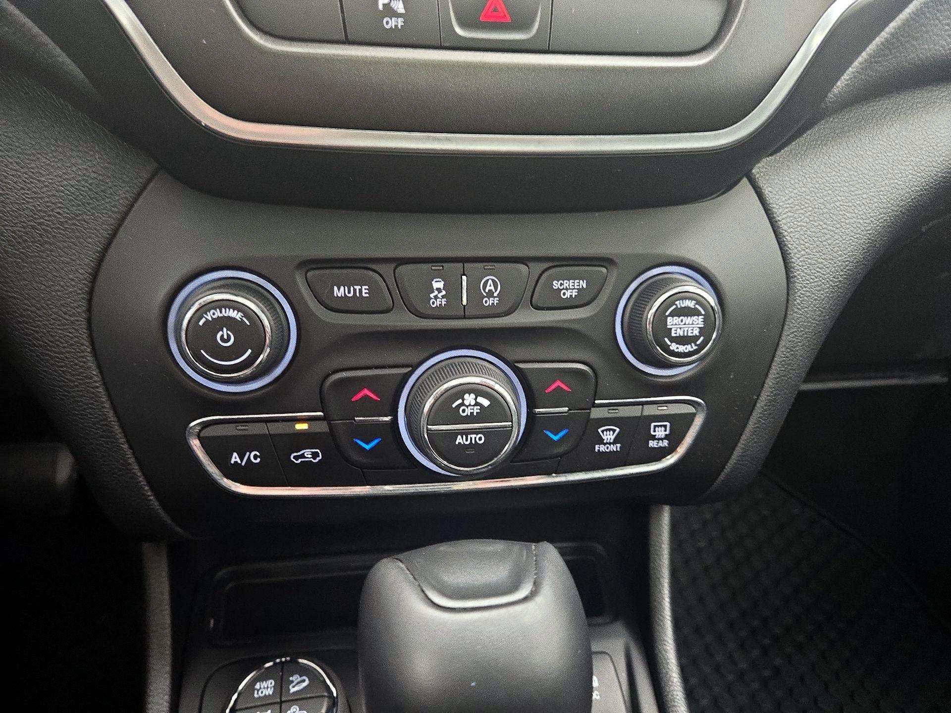 Thumbnail: 2020 Jeep Cherokee - 16