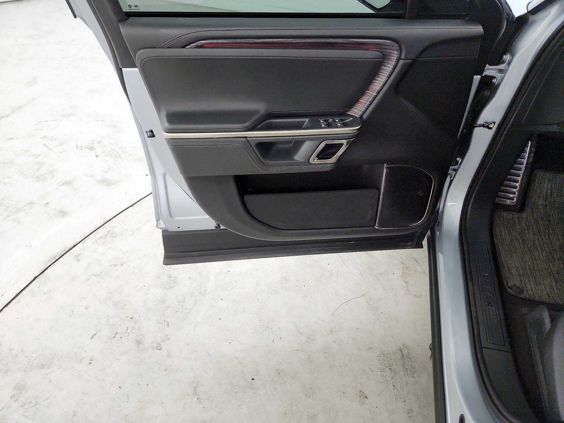 Thumbnail: 2023 Rivian R1S - 10