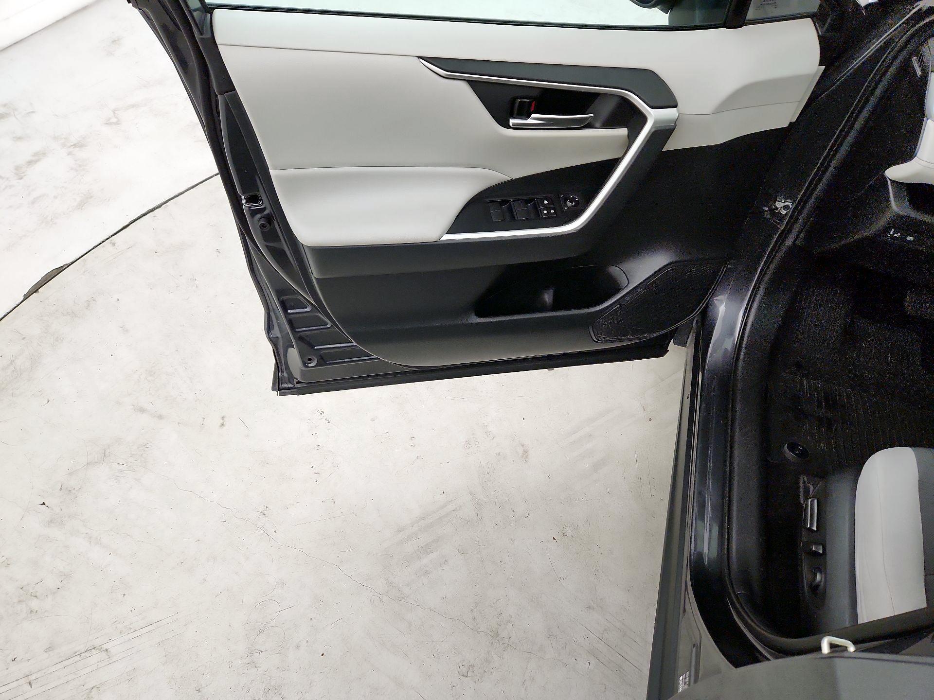 Thumbnail: 2020 Toyota RAV4 - 10