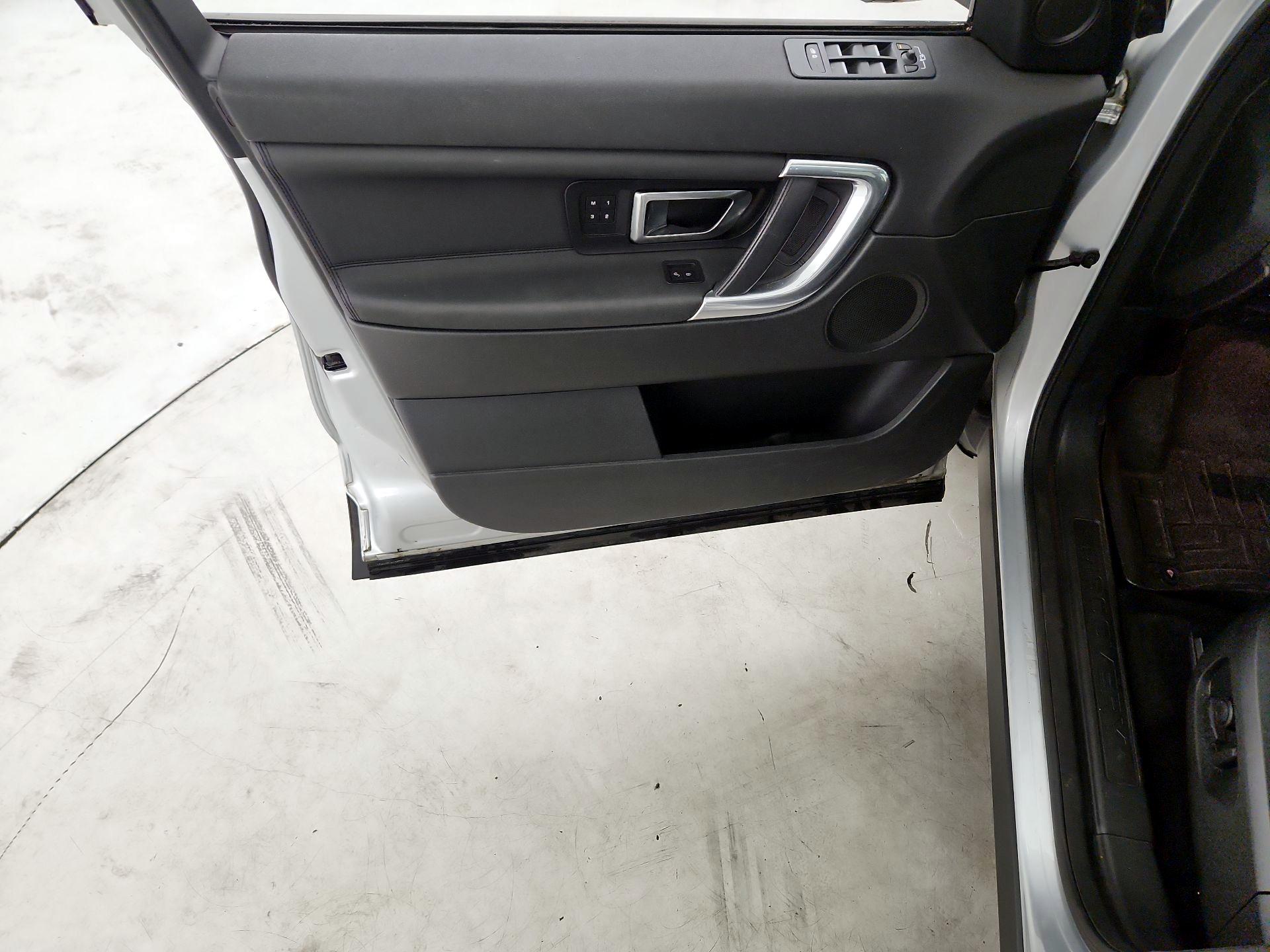 Thumbnail: 2016 Land Rover Discovery Sport - 12