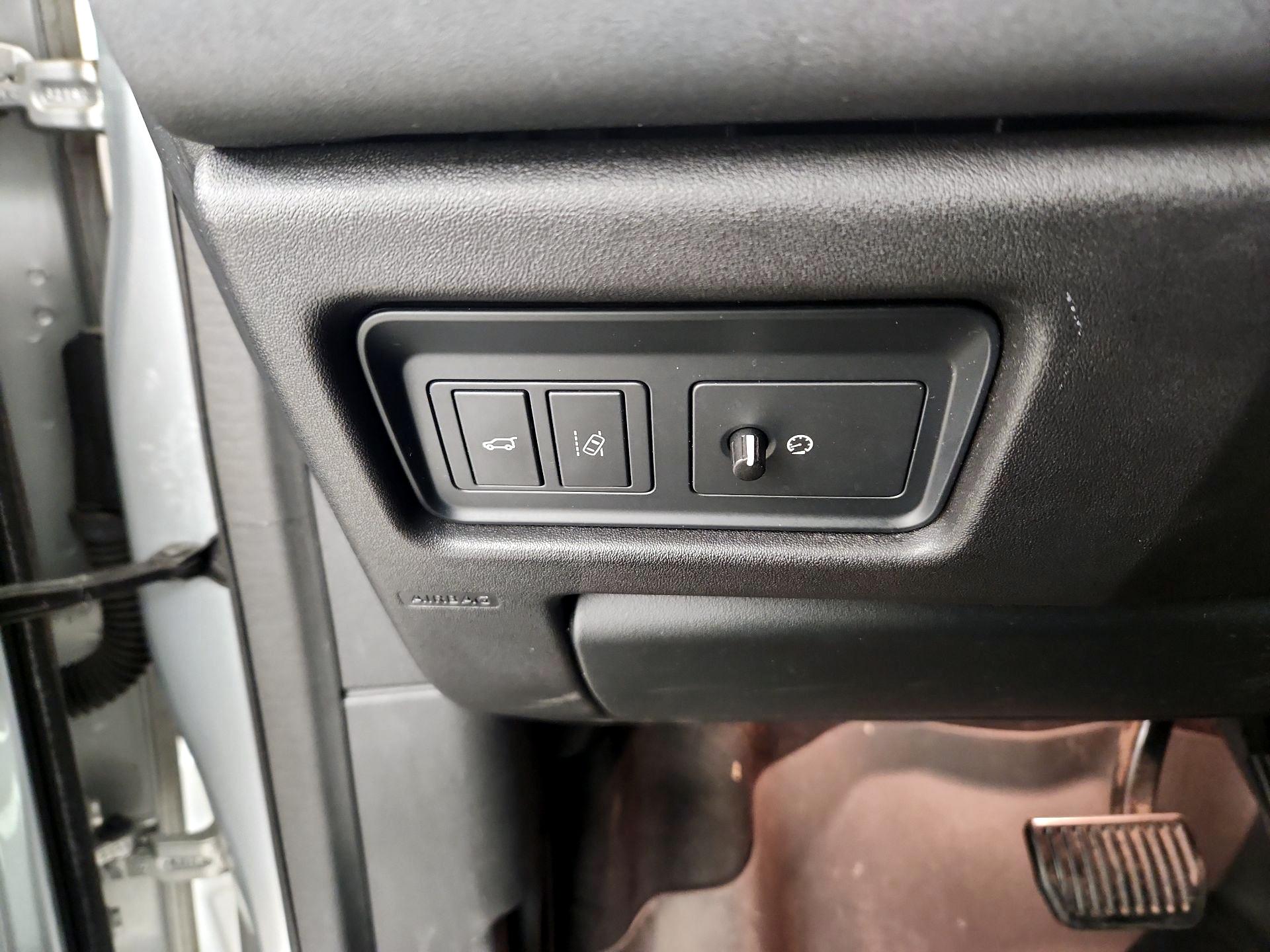 Thumbnail: 2016 Land Rover Discovery Sport - 13