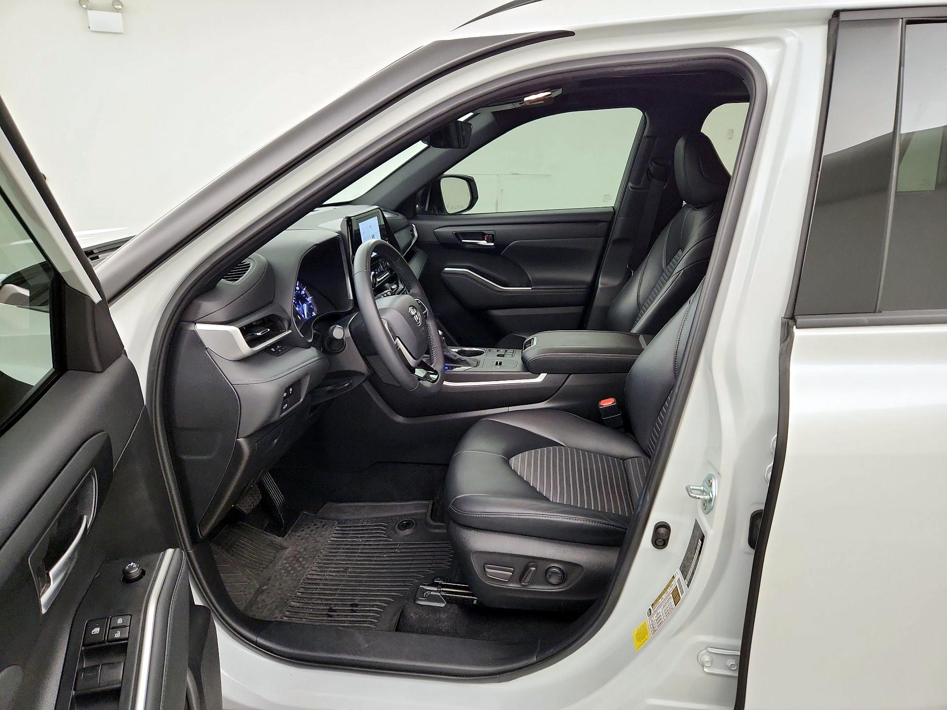 Thumbnail: 2024 Toyota Highlander - 9