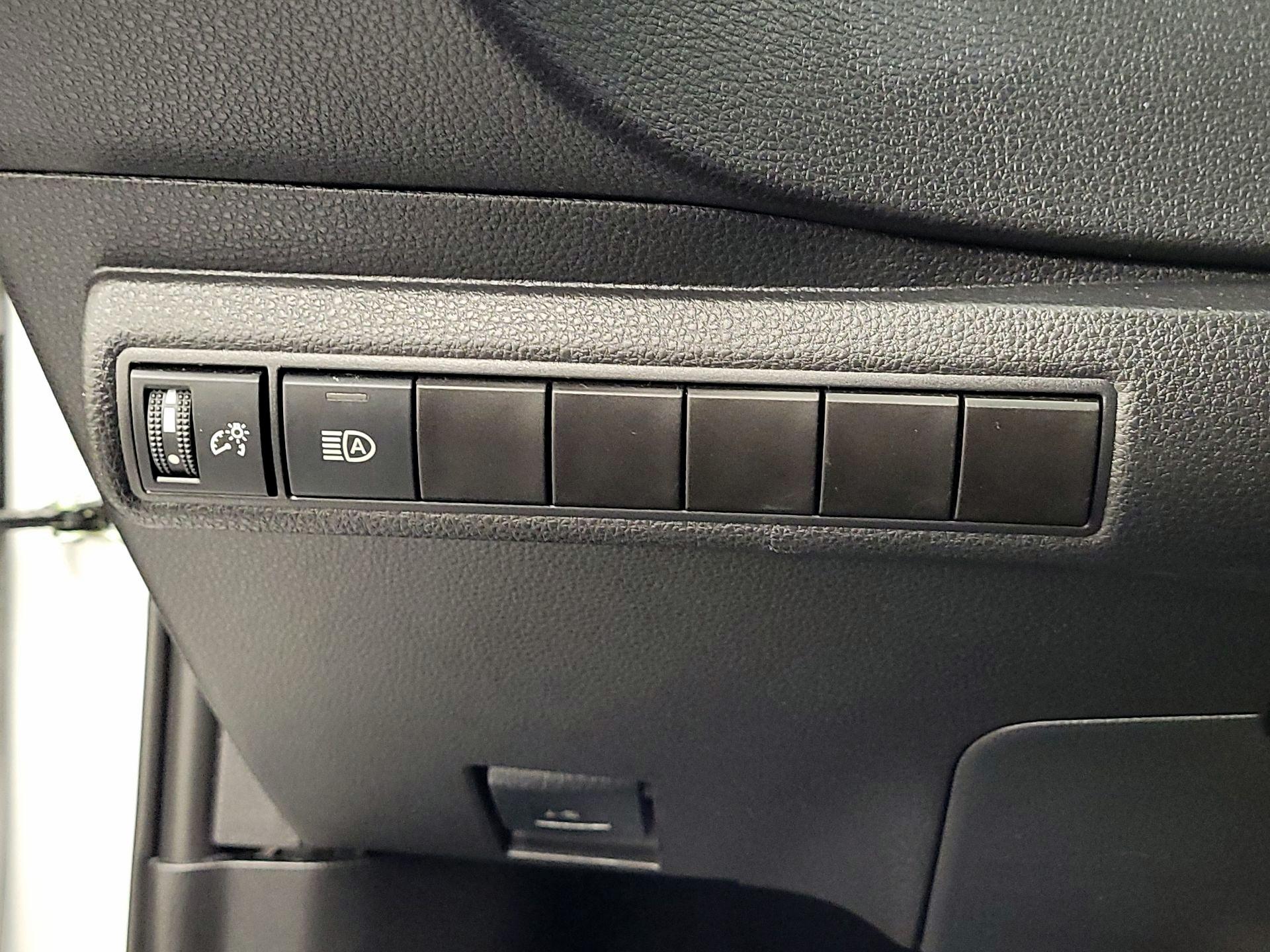 Thumbnail: 2025 Toyota Corolla - 13