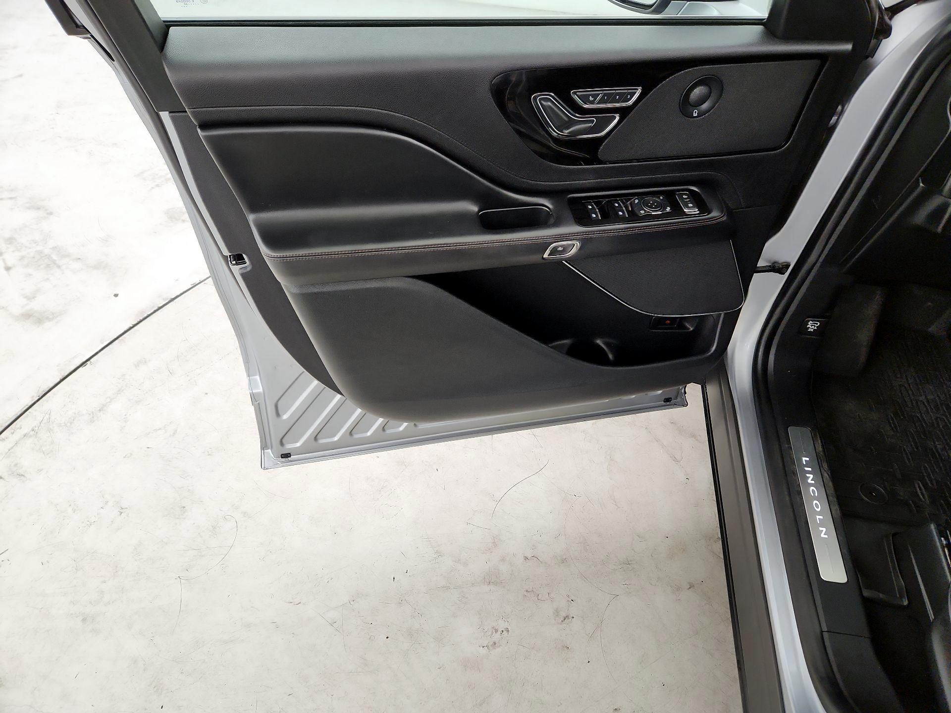 Thumbnail: 2022 Lincoln Aviator - 12