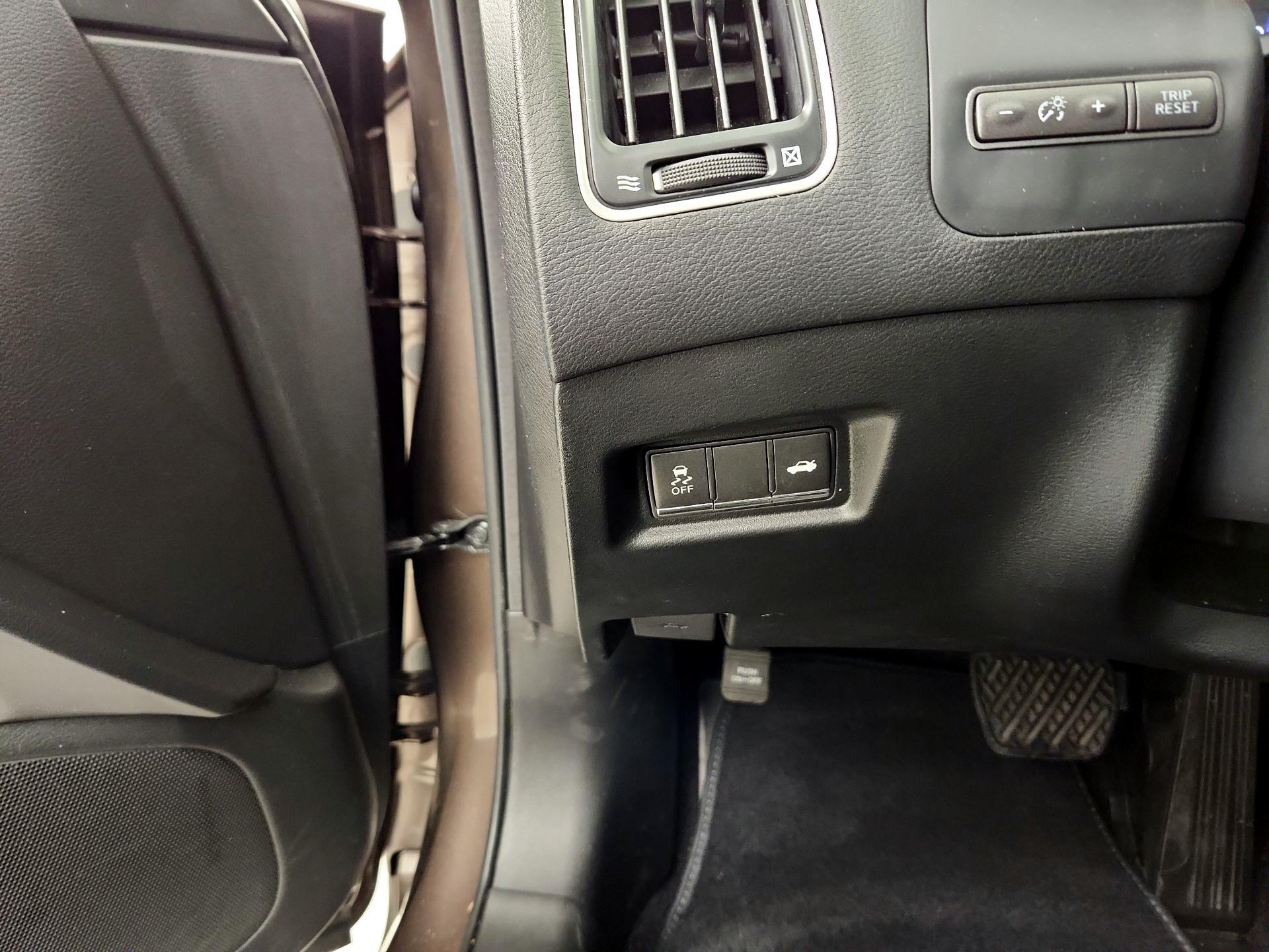 Thumbnail: 2014 INFINITI Q50 - 11