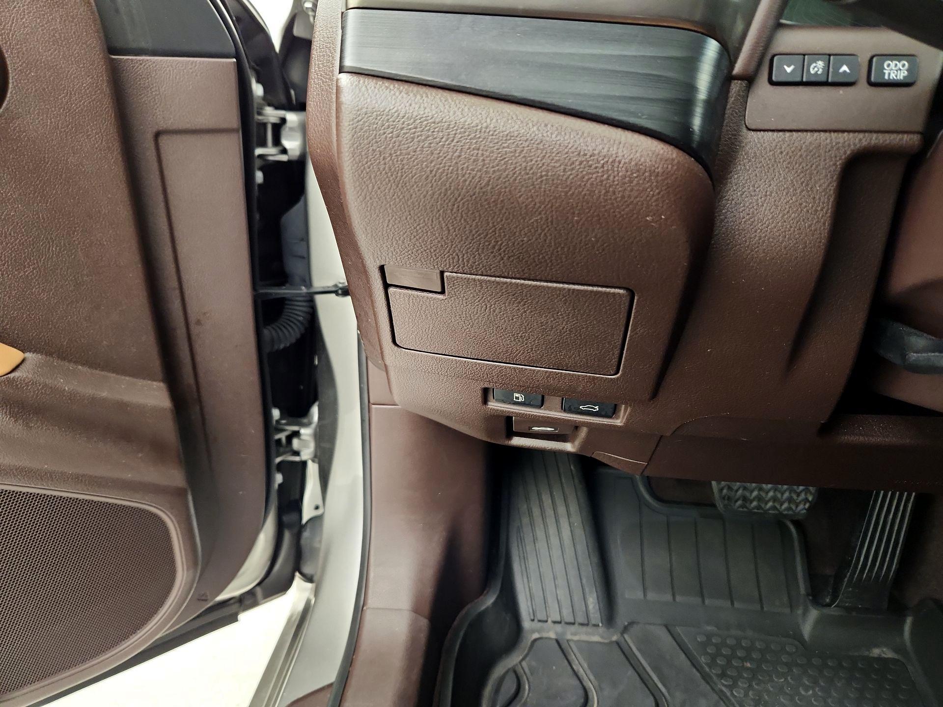 Thumbnail: 2021 Lexus ES - 11