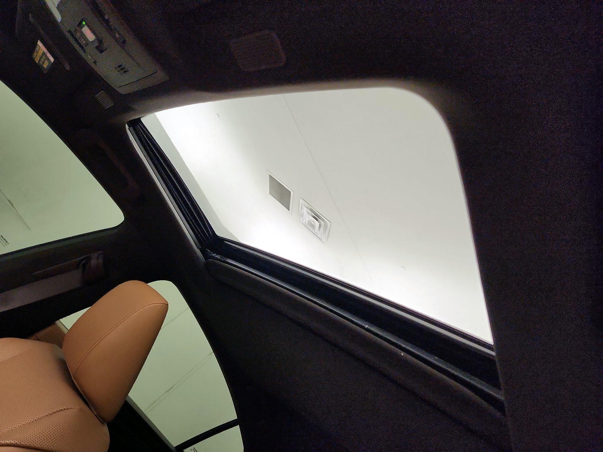 Thumbnail: 2021 Lexus ES - 17