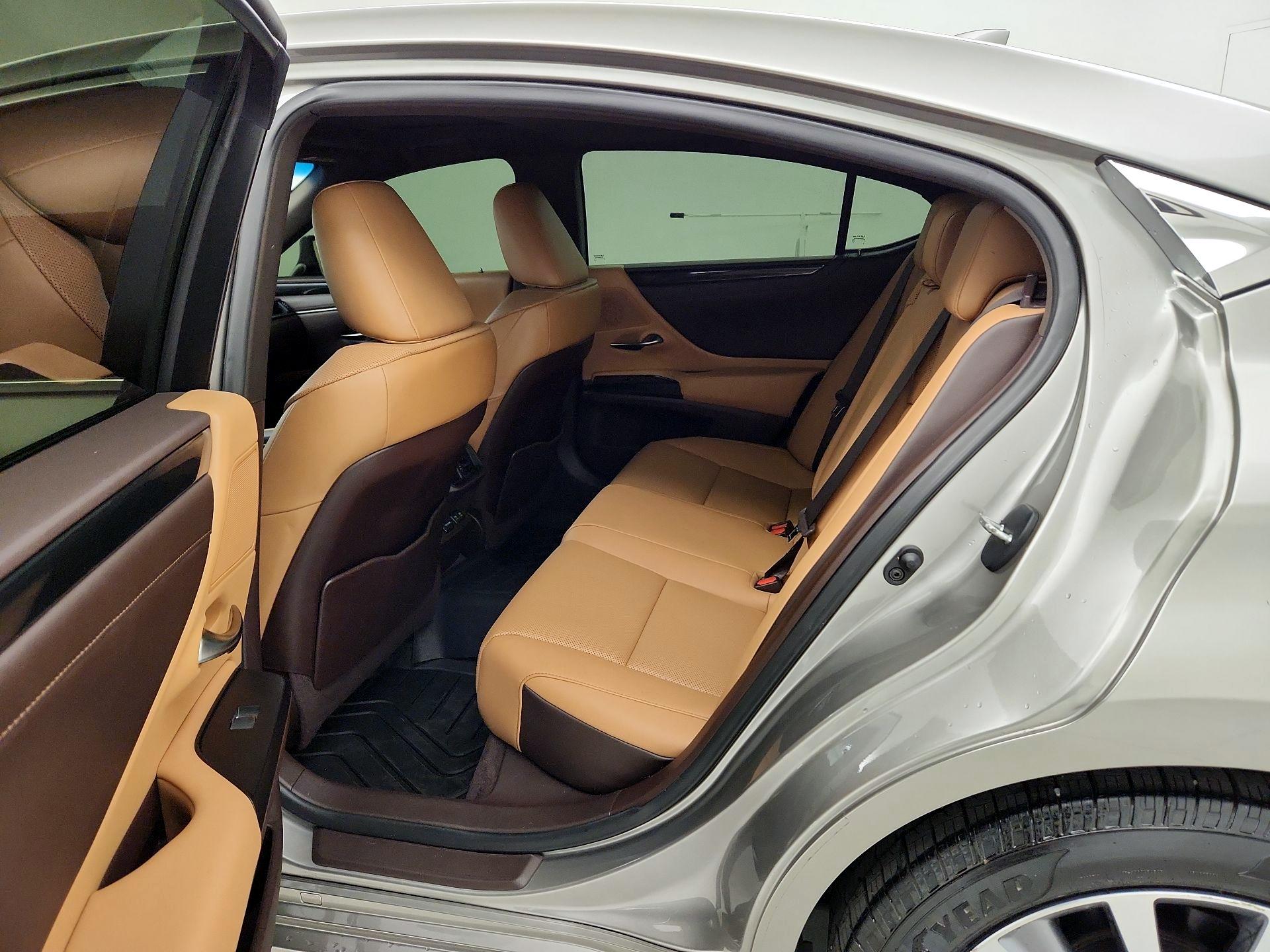 Thumbnail: 2021 Lexus ES - 18