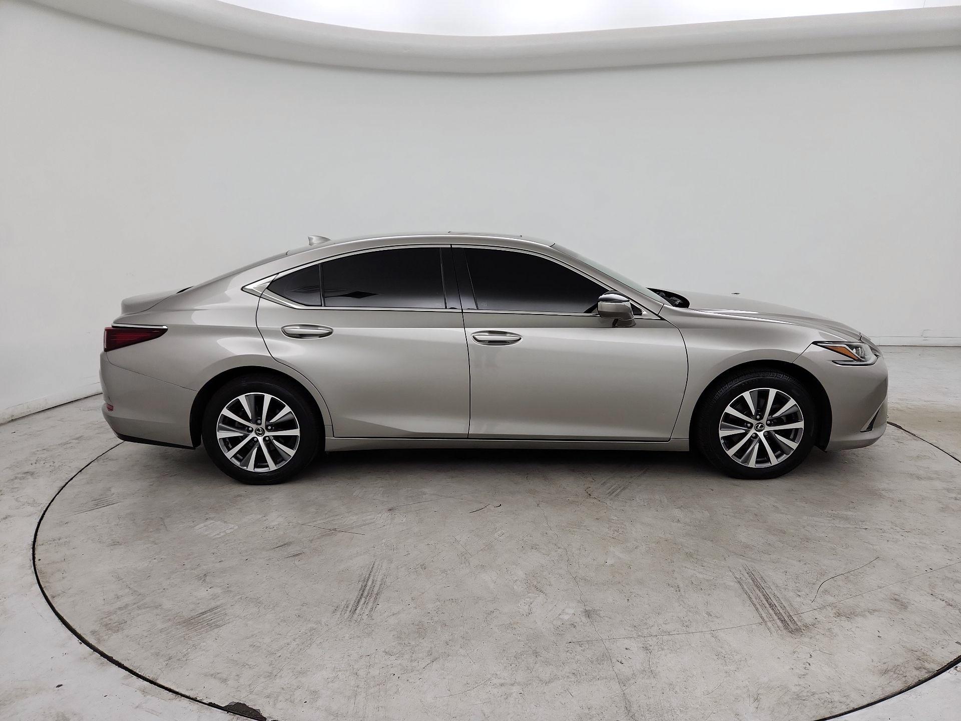 Thumbnail: 2021 Lexus ES - 4