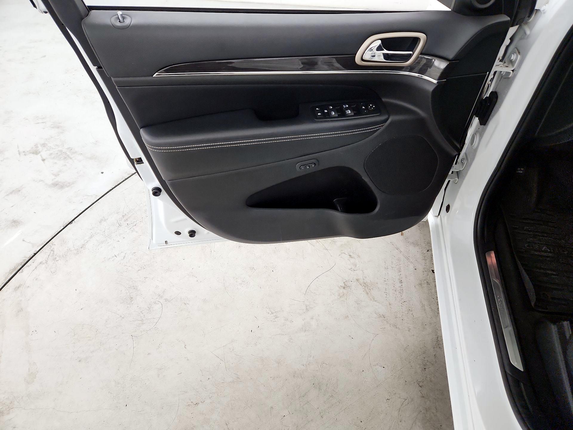 Thumbnail: 2015 Jeep Grand Cherokee - 12