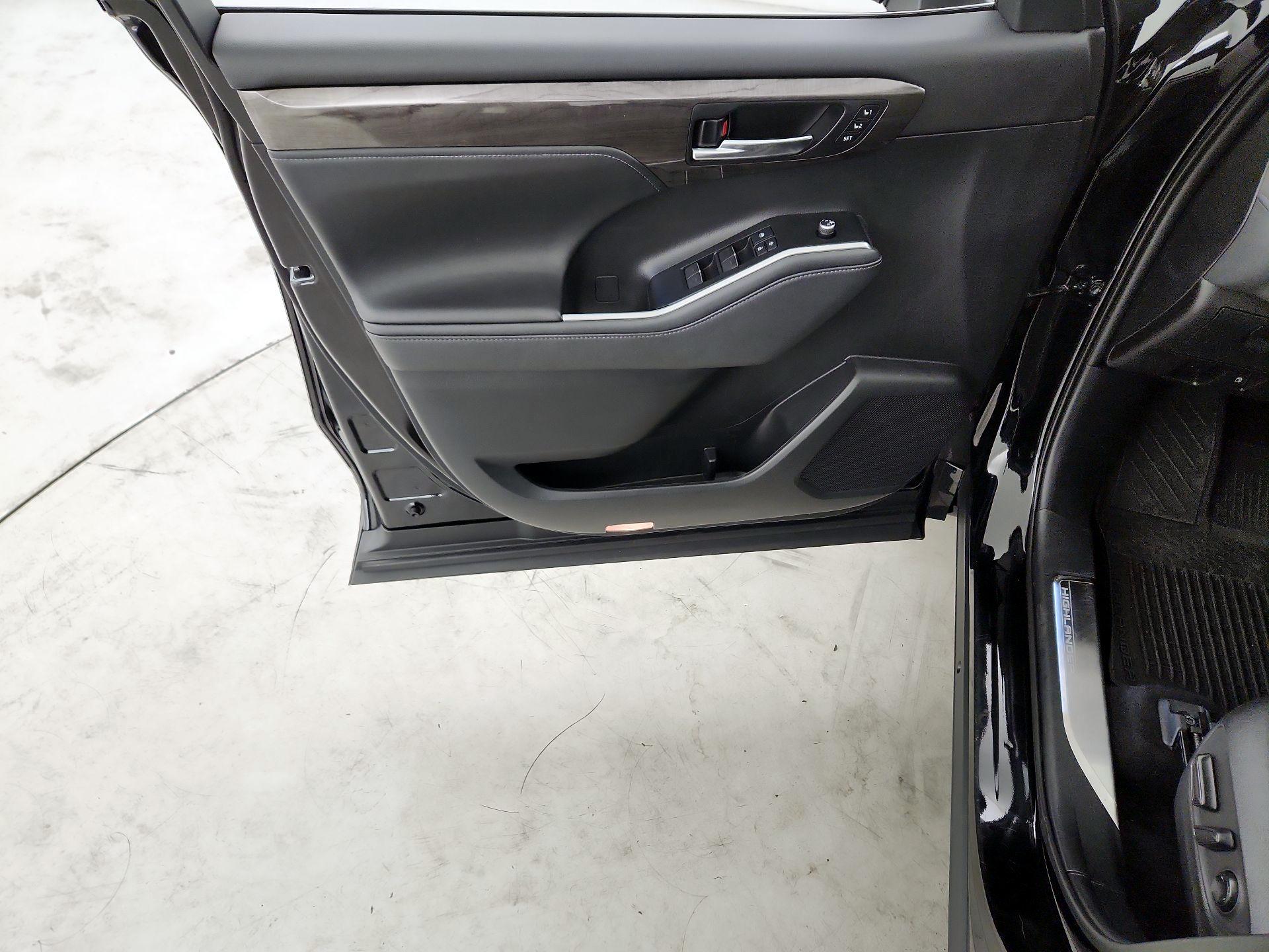 Thumbnail: 2021 Toyota Highlander - 12