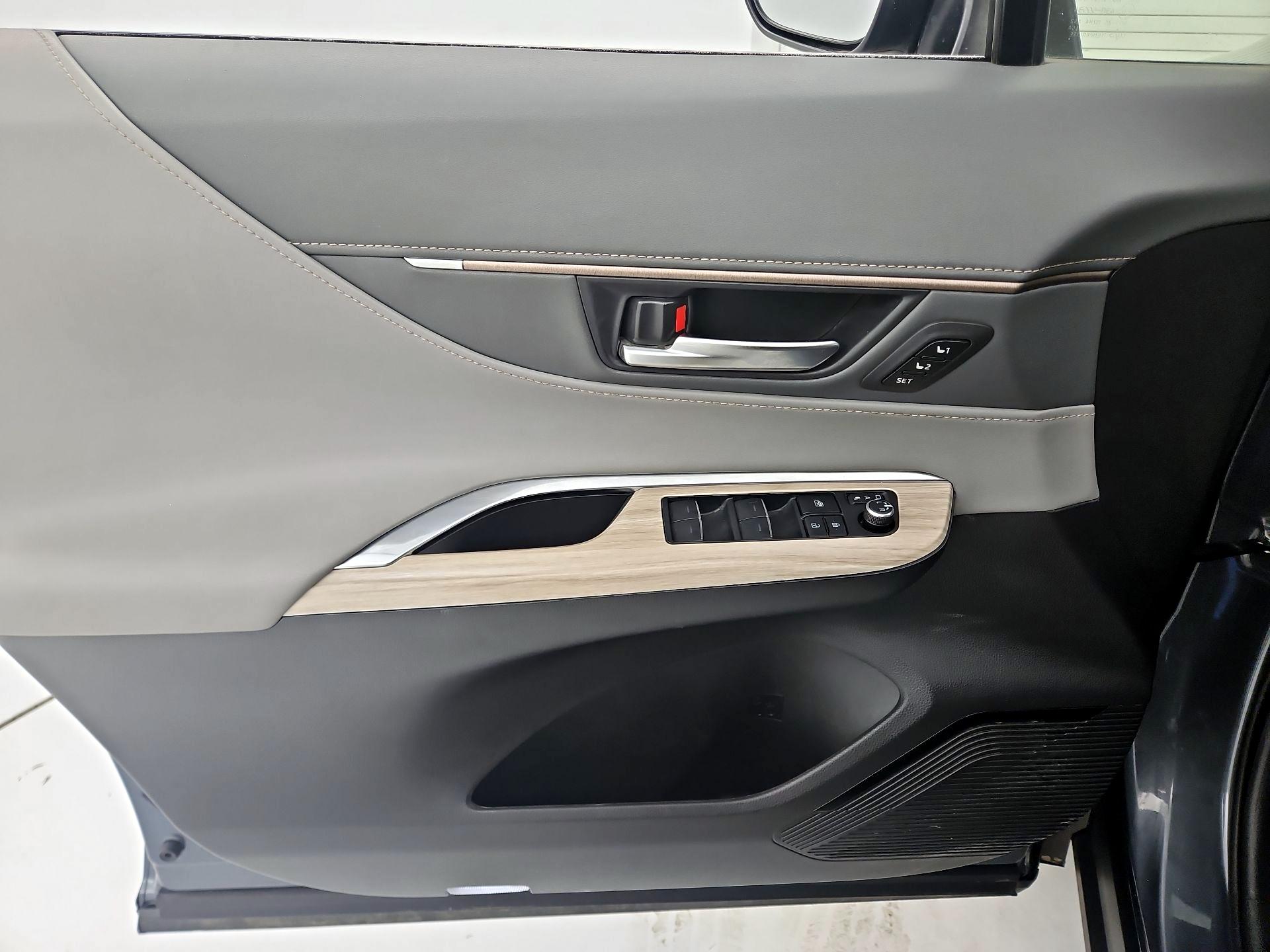 Thumbnail: 2024 Toyota Venza - 12