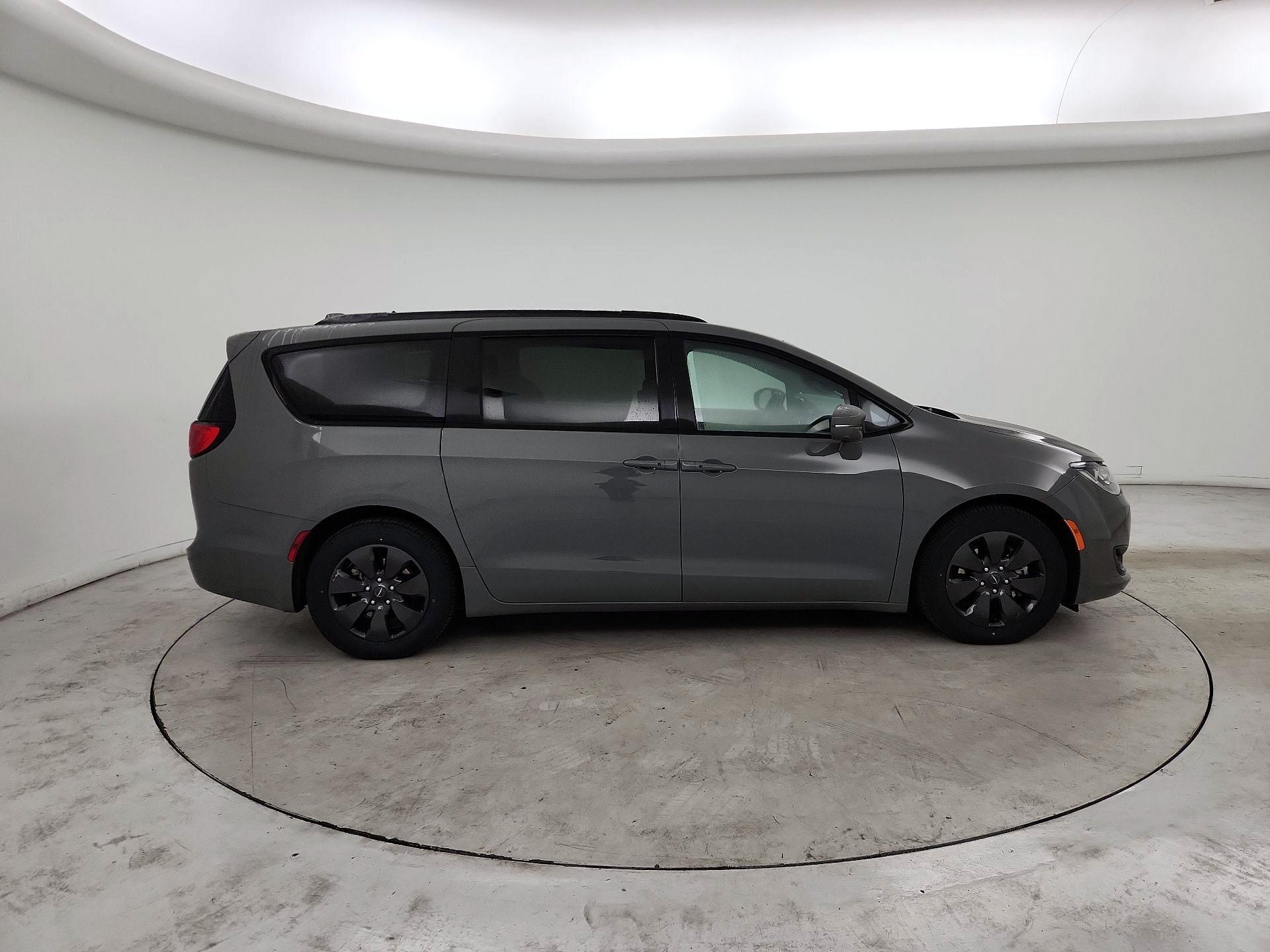 Thumbnail: 2020 Chrysler Pacifica - 4