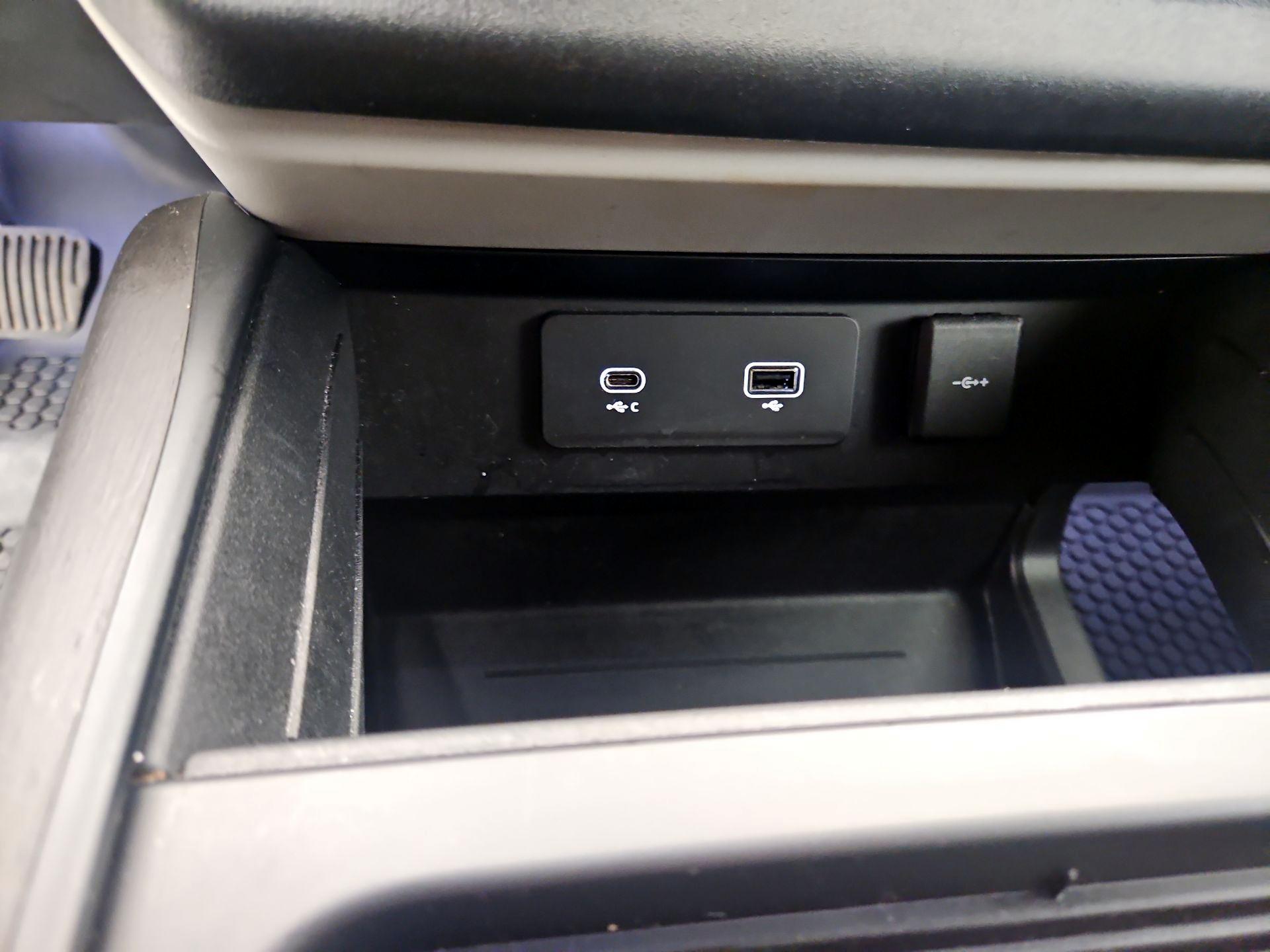 Thumbnail: 2022 Land Rover Defender - 18