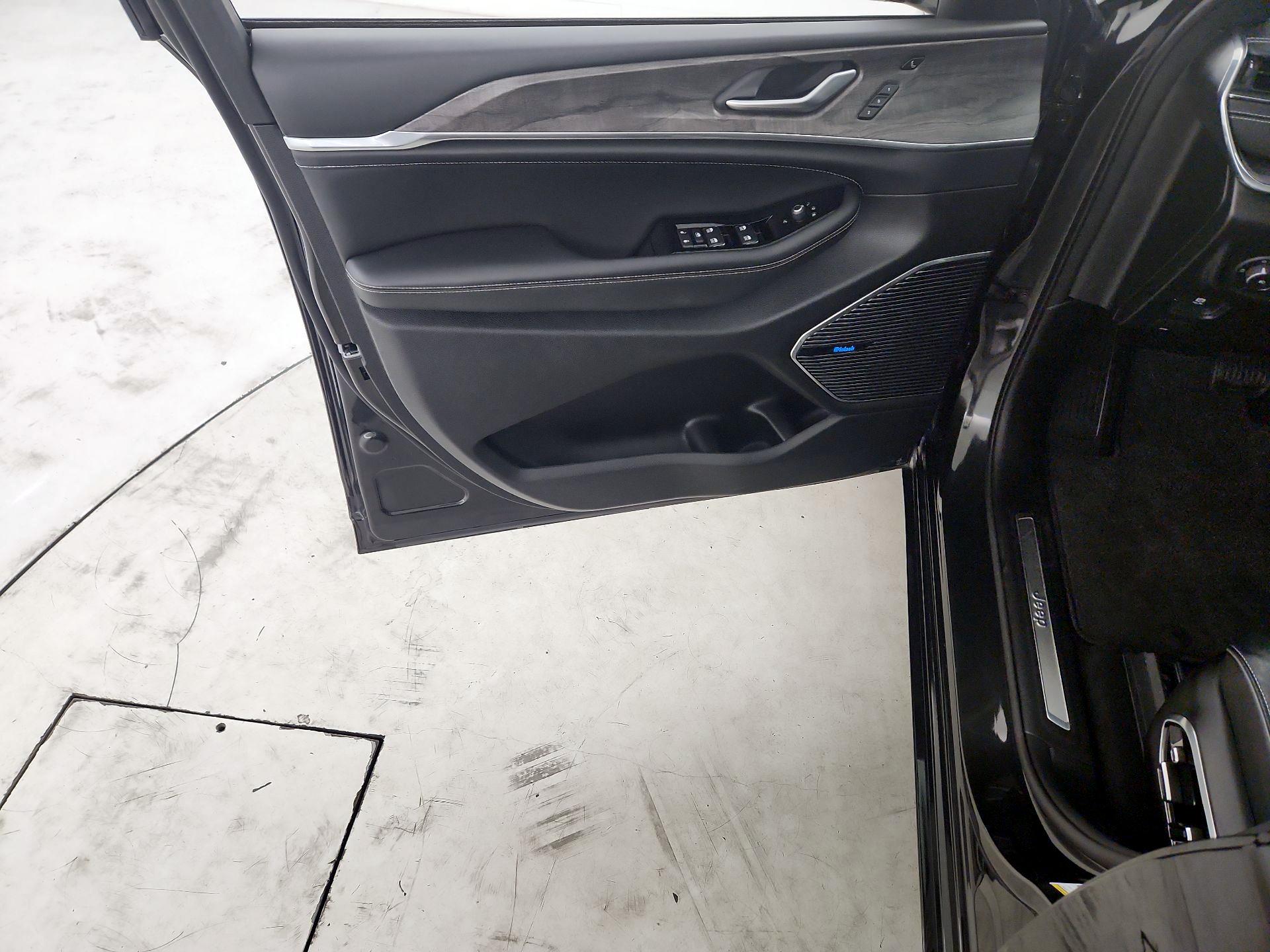 Thumbnail: 2023 Jeep Grand Cherokee - 12