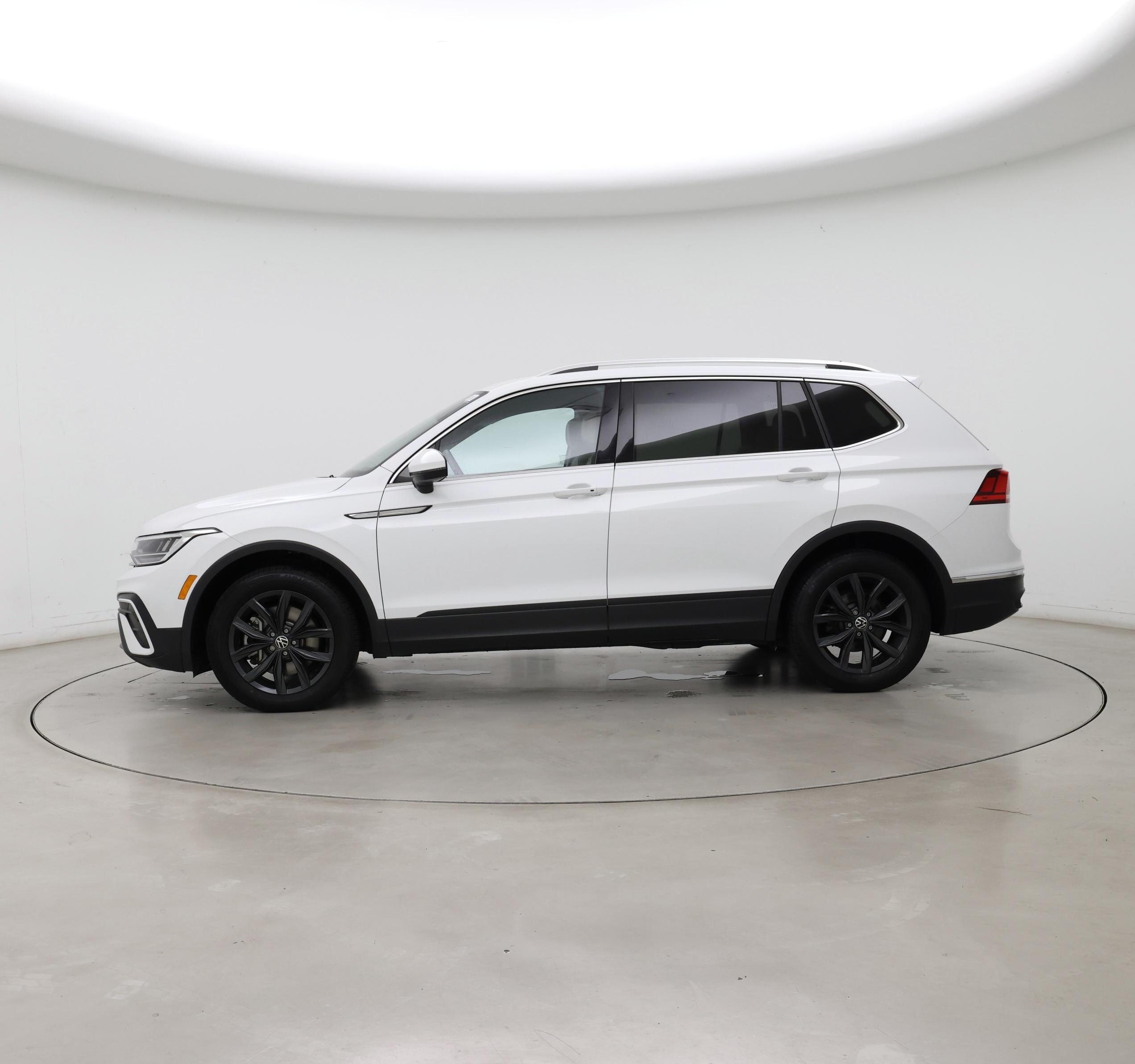 Thumbnail: 2024 Volkswagen Tiguan - 3