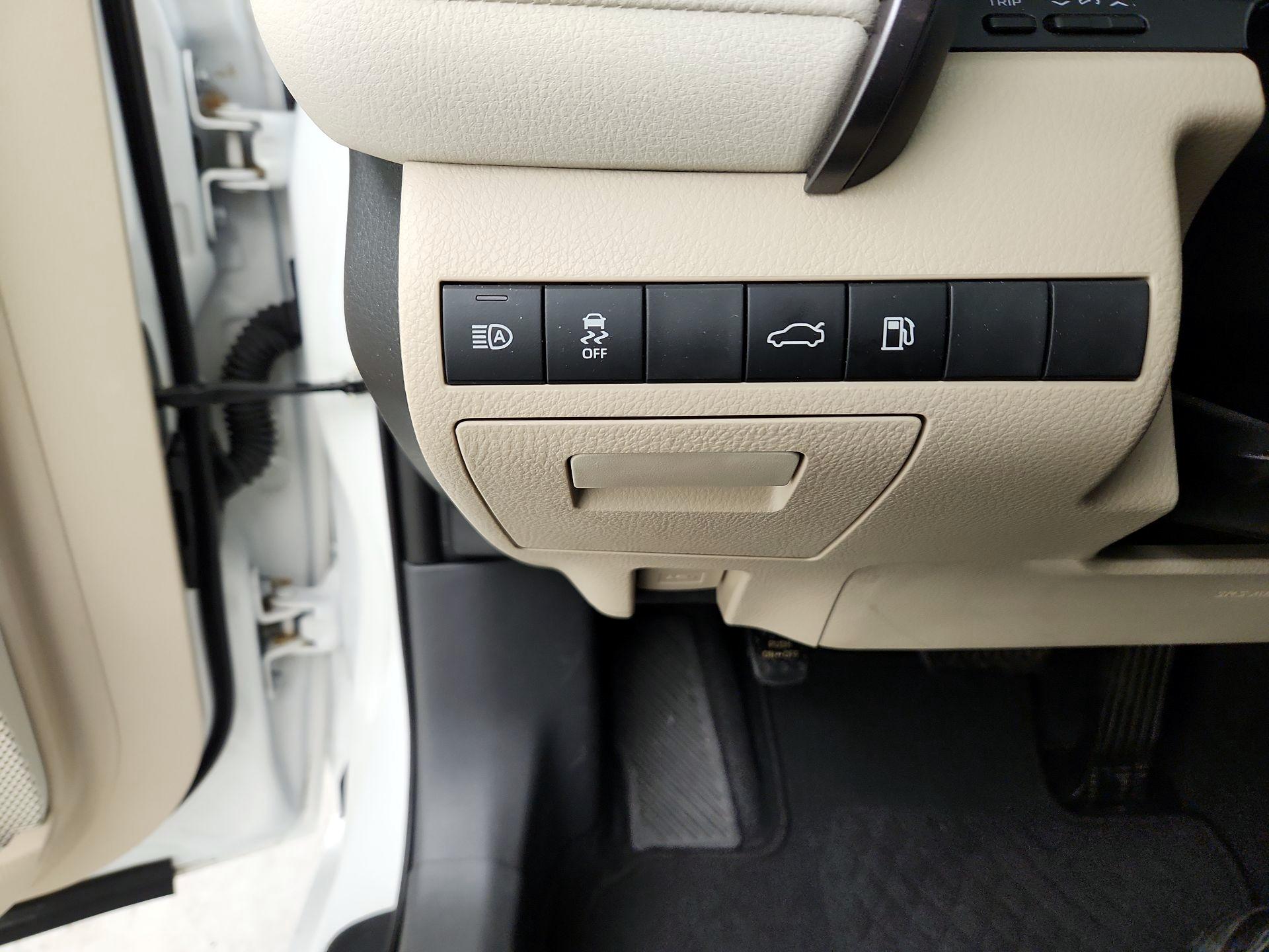 Thumbnail: 2018 Toyota Camry - 11