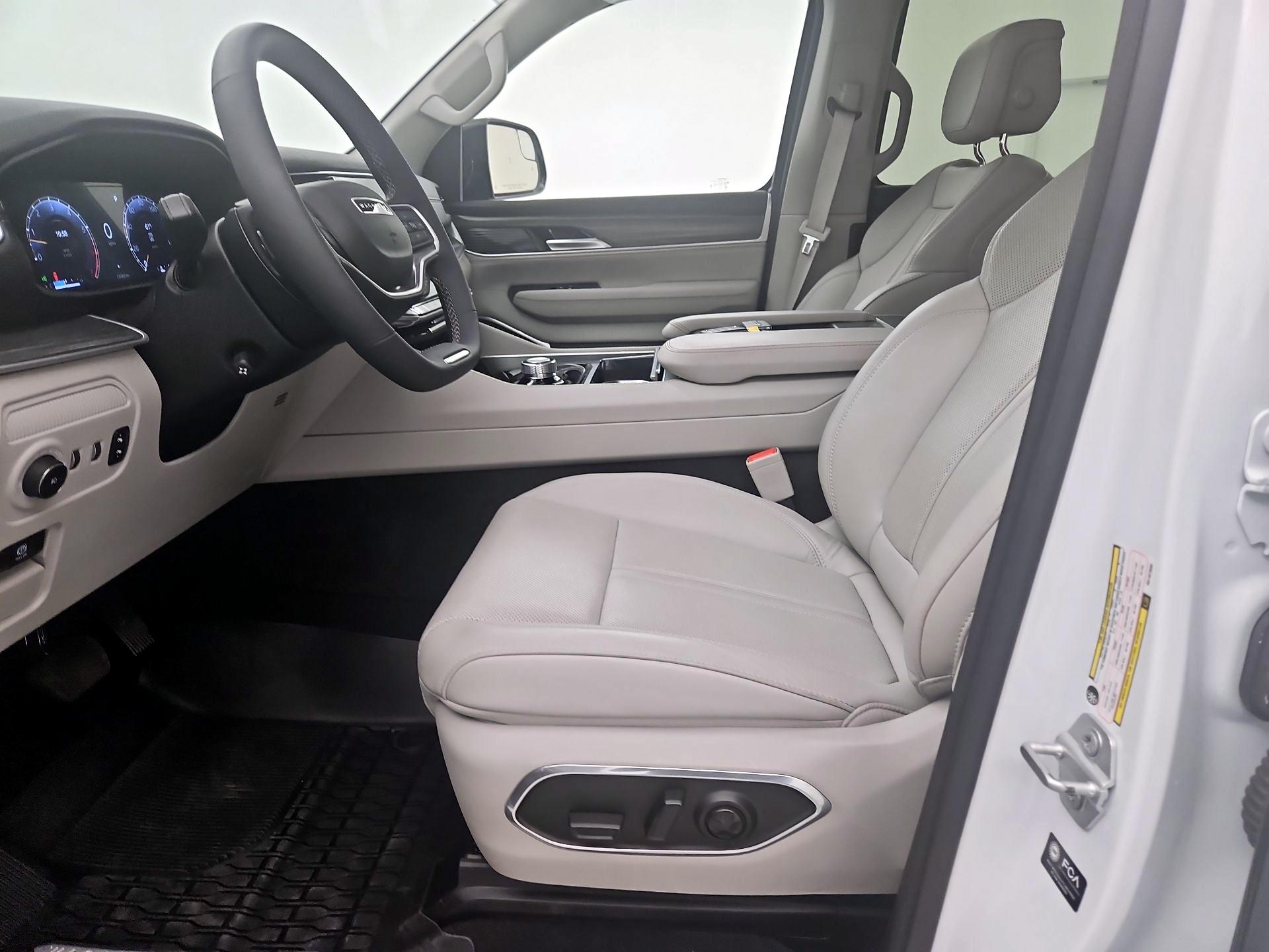 Thumbnail: 2024 Jeep Wagoneer - 11