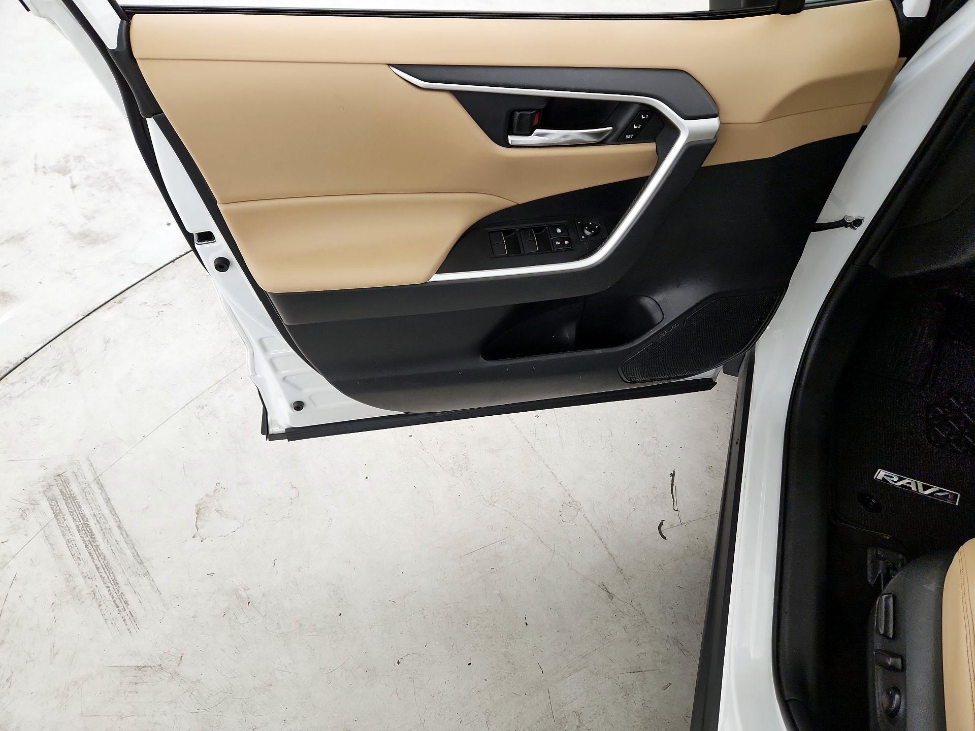 Thumbnail: 2020 Toyota RAV4 - 12