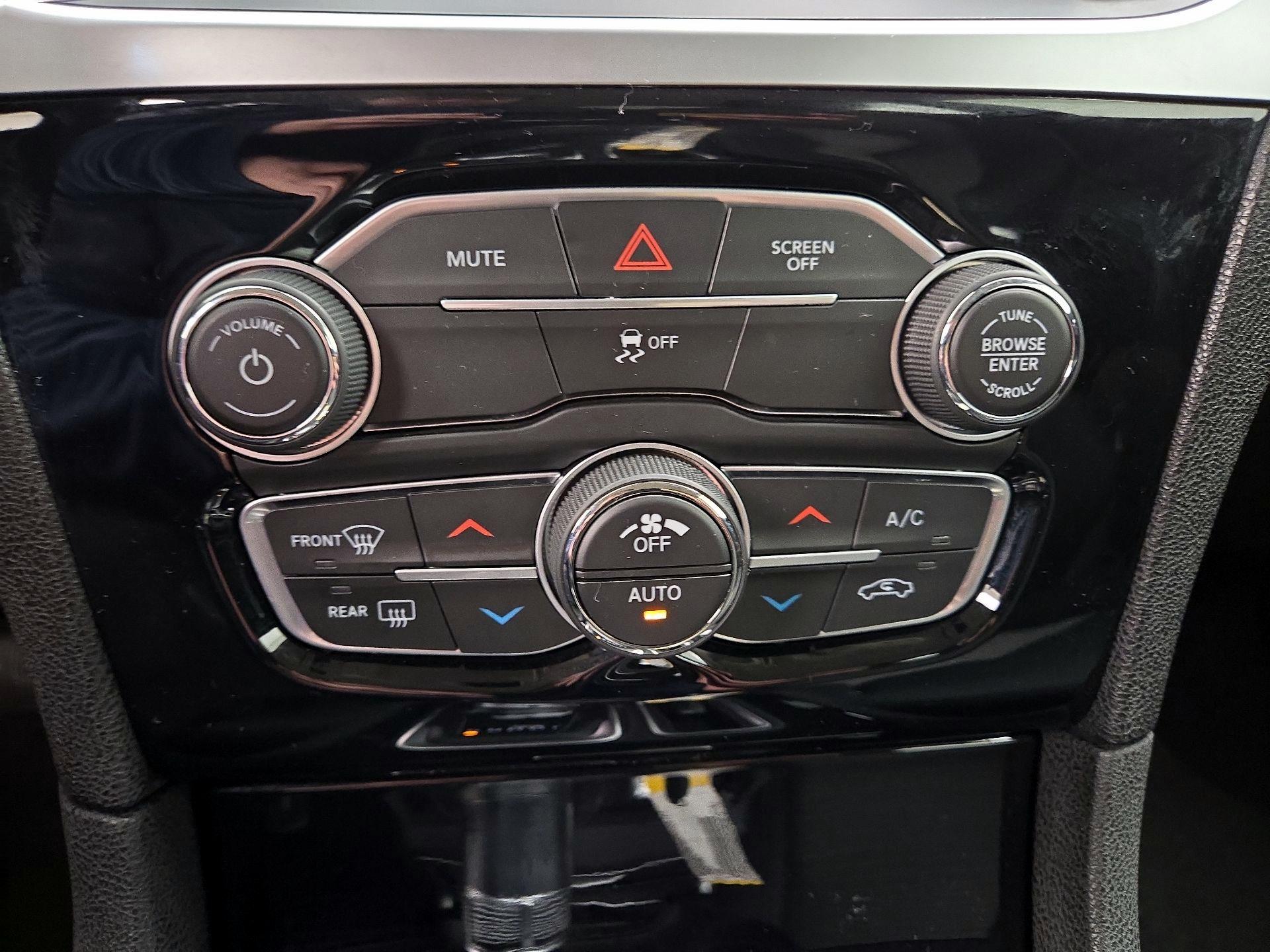 Thumbnail: 2023 Chrysler 300 - 16