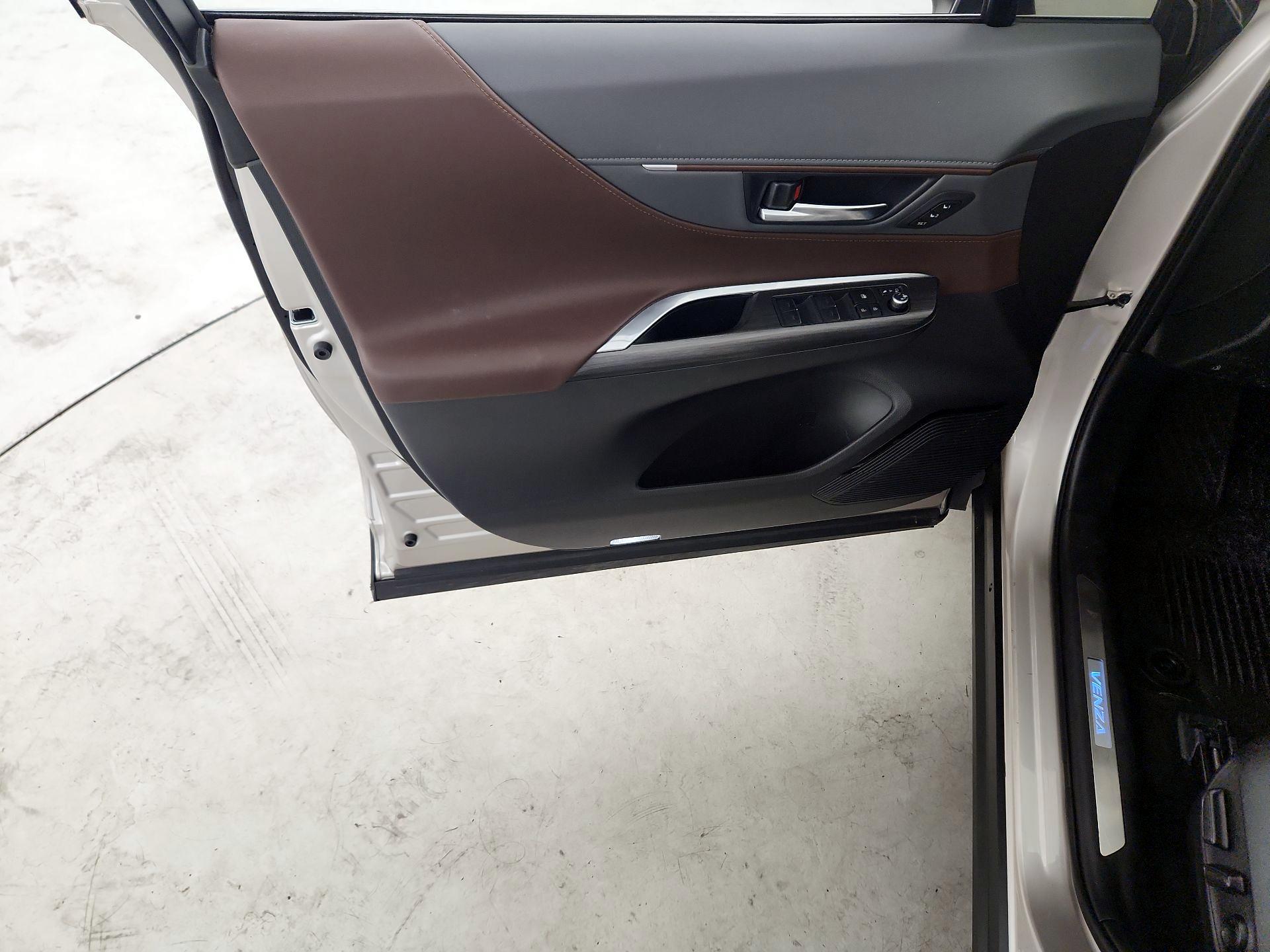 Thumbnail: 2023 Toyota Venza - 12